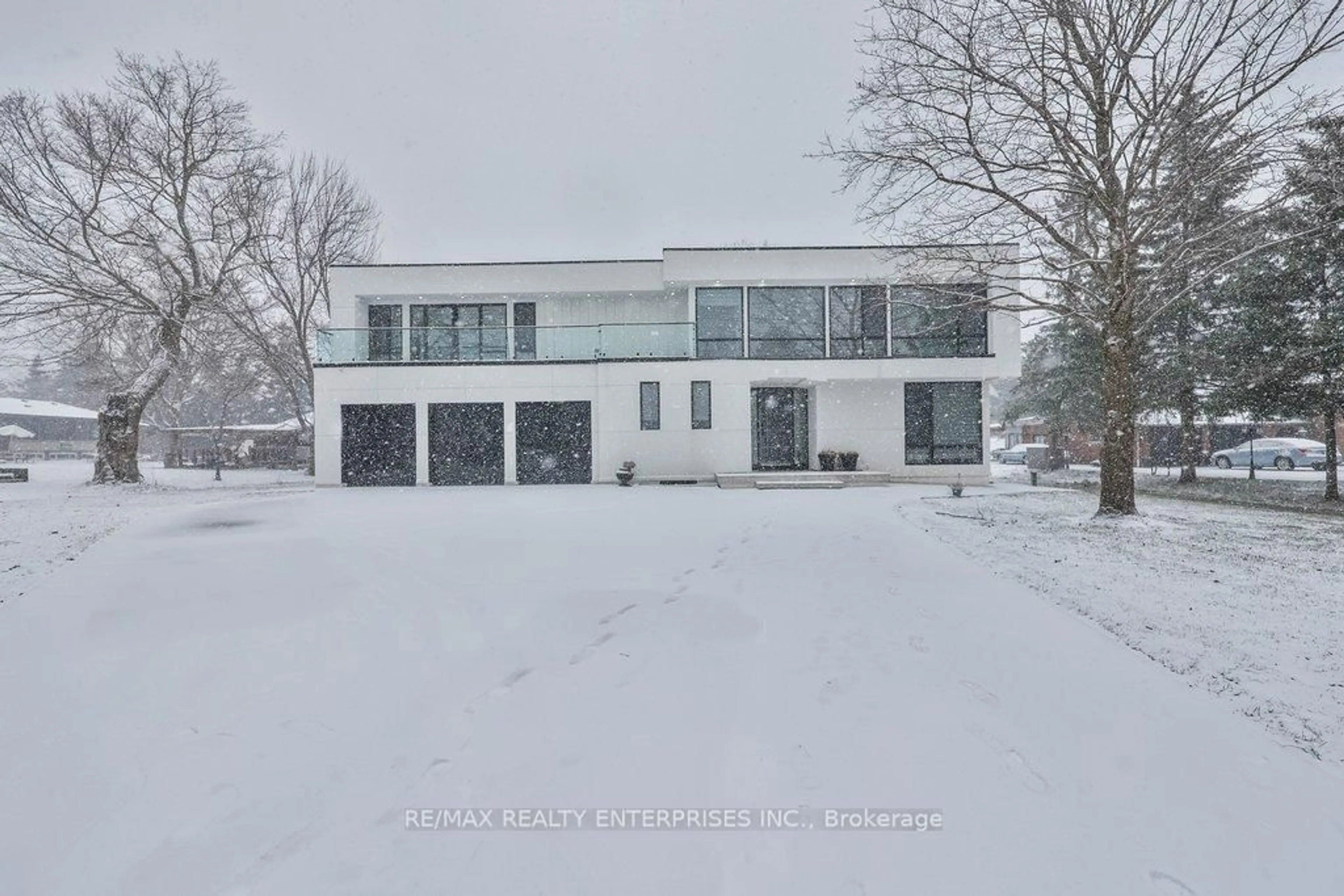 A pic from outside/outdoor area/front of a property/back of a property/a pic from drone, street for 4511 Guelph Line, Burlington Ontario L7P 0N3