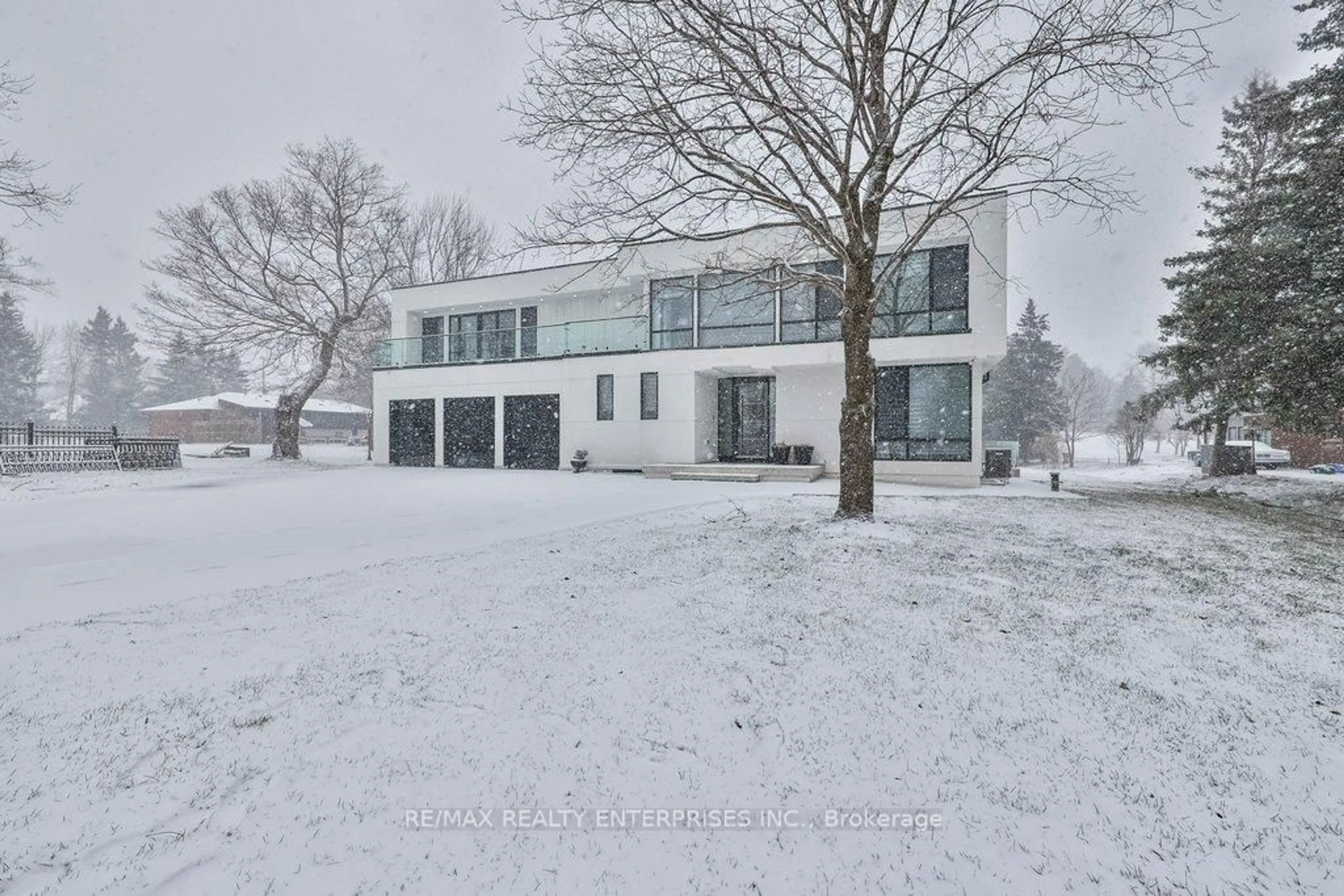 A pic from outside/outdoor area/front of a property/back of a property/a pic from drone, street for 4511 Guelph Line, Burlington Ontario L7P 0N3