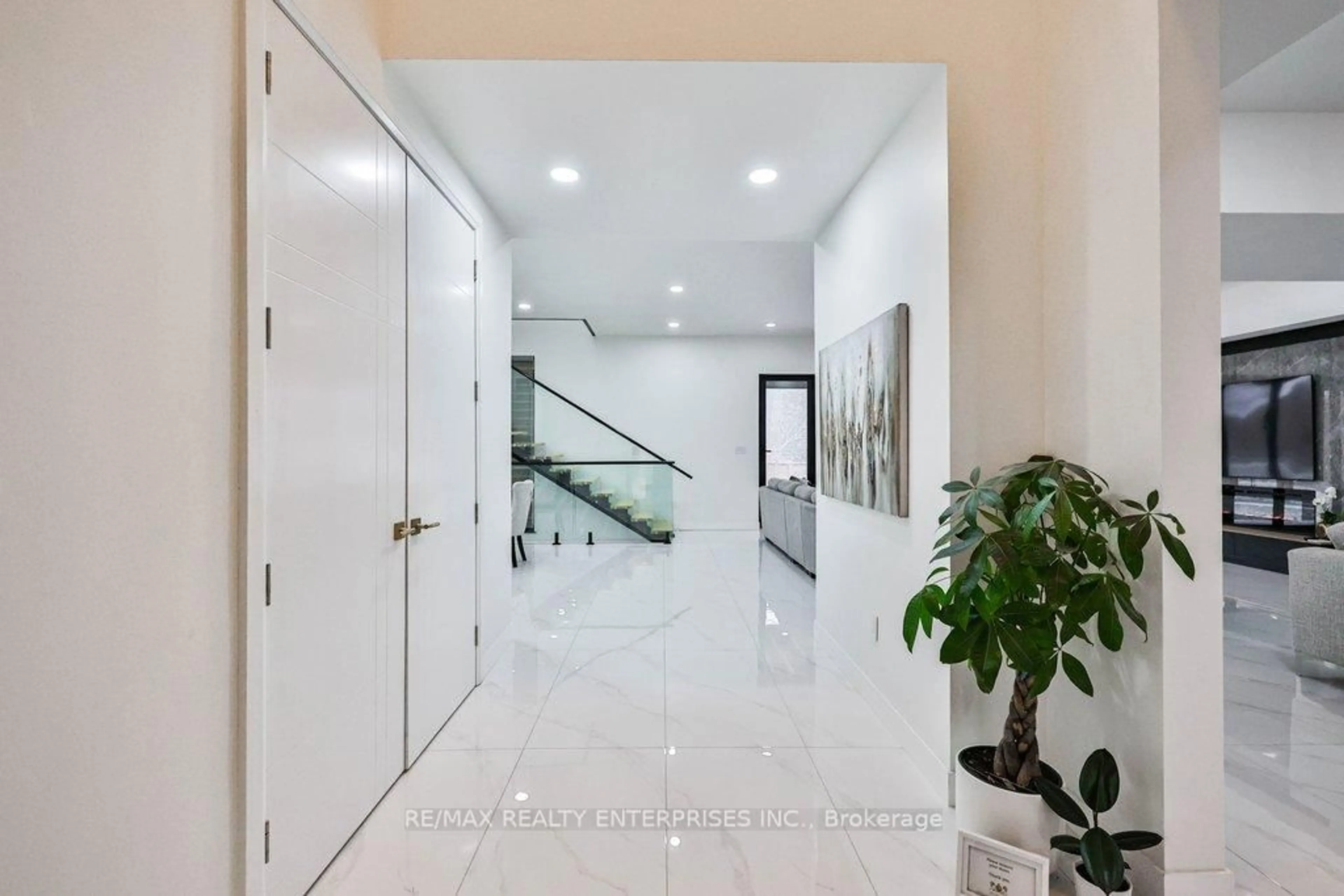 Indoor foyer for 4511 Guelph Line, Burlington Ontario L7P 0N3