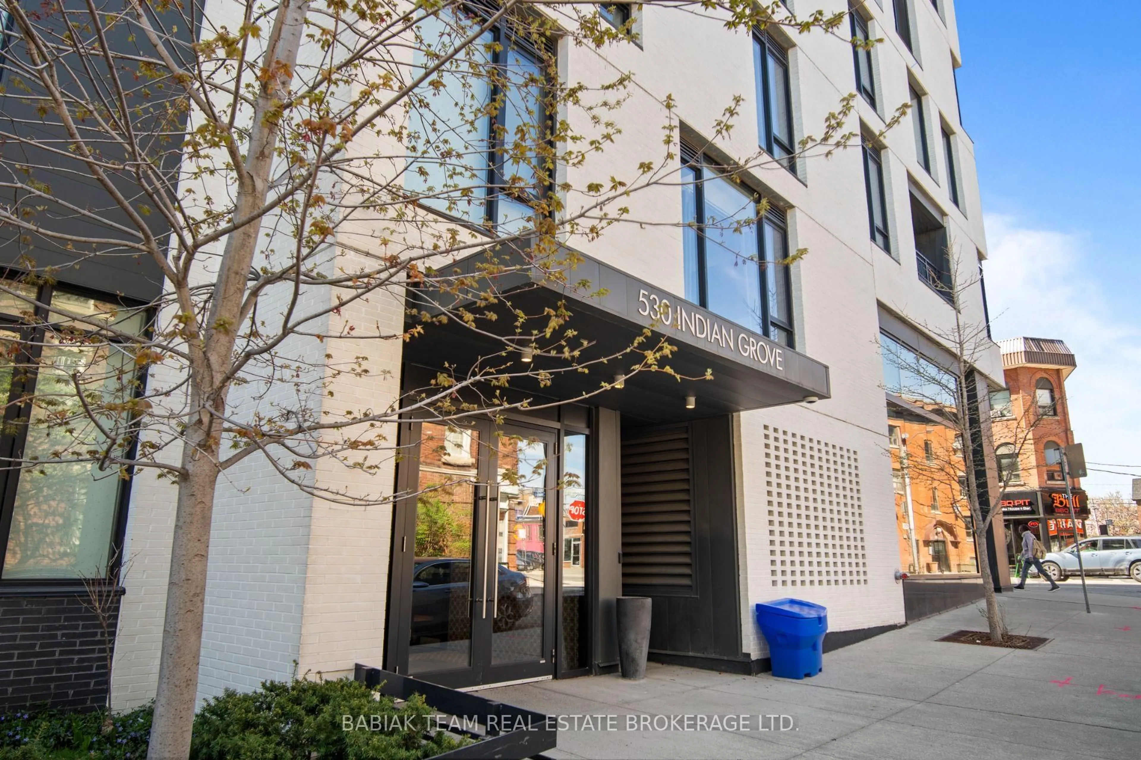 Indoor foyer for 530 Indian Grve #401, Toronto Ontario M6P 0B3