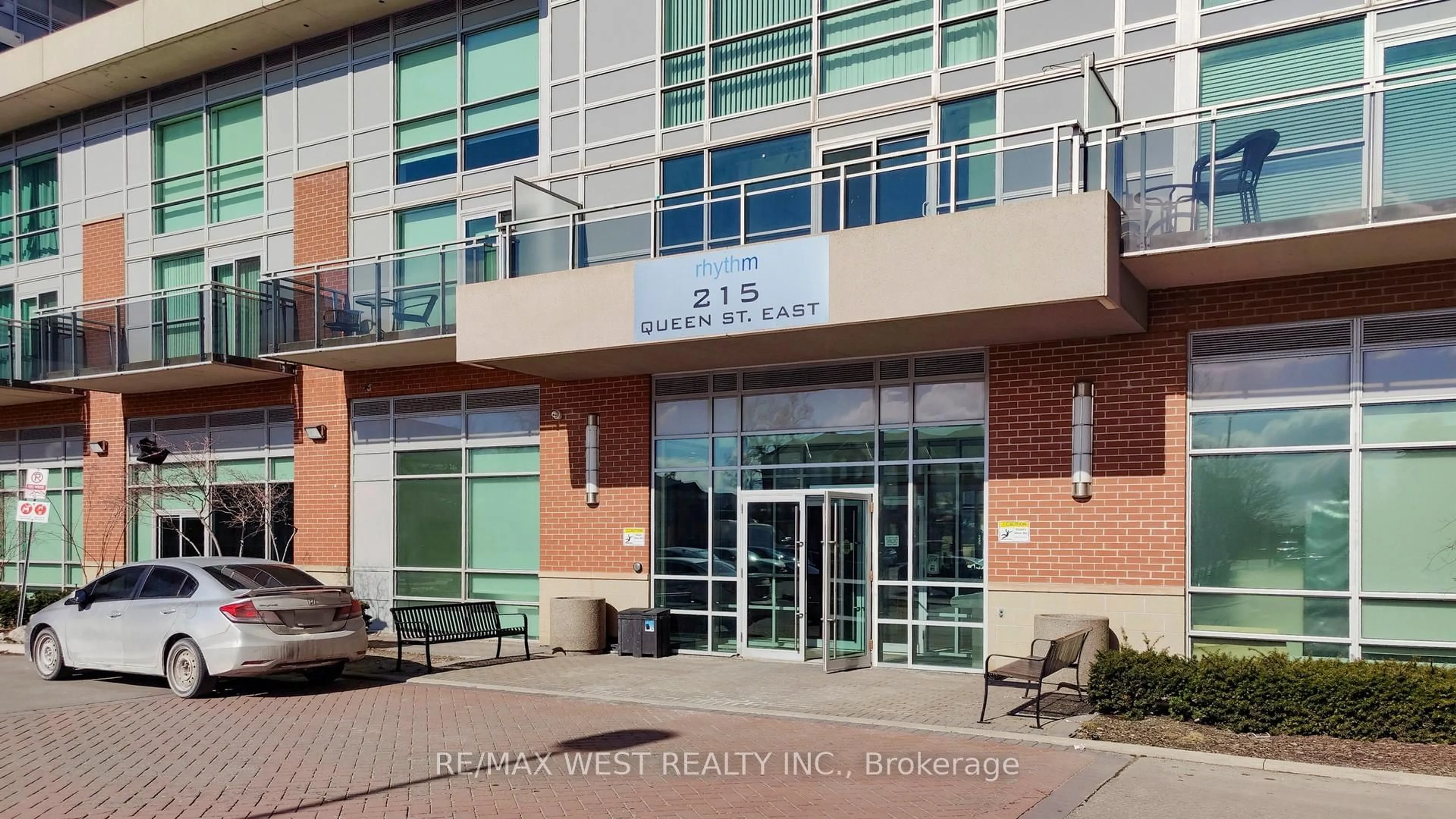 Indoor foyer for 215 Queen St #2108, Brampton Ontario L6W 0A9