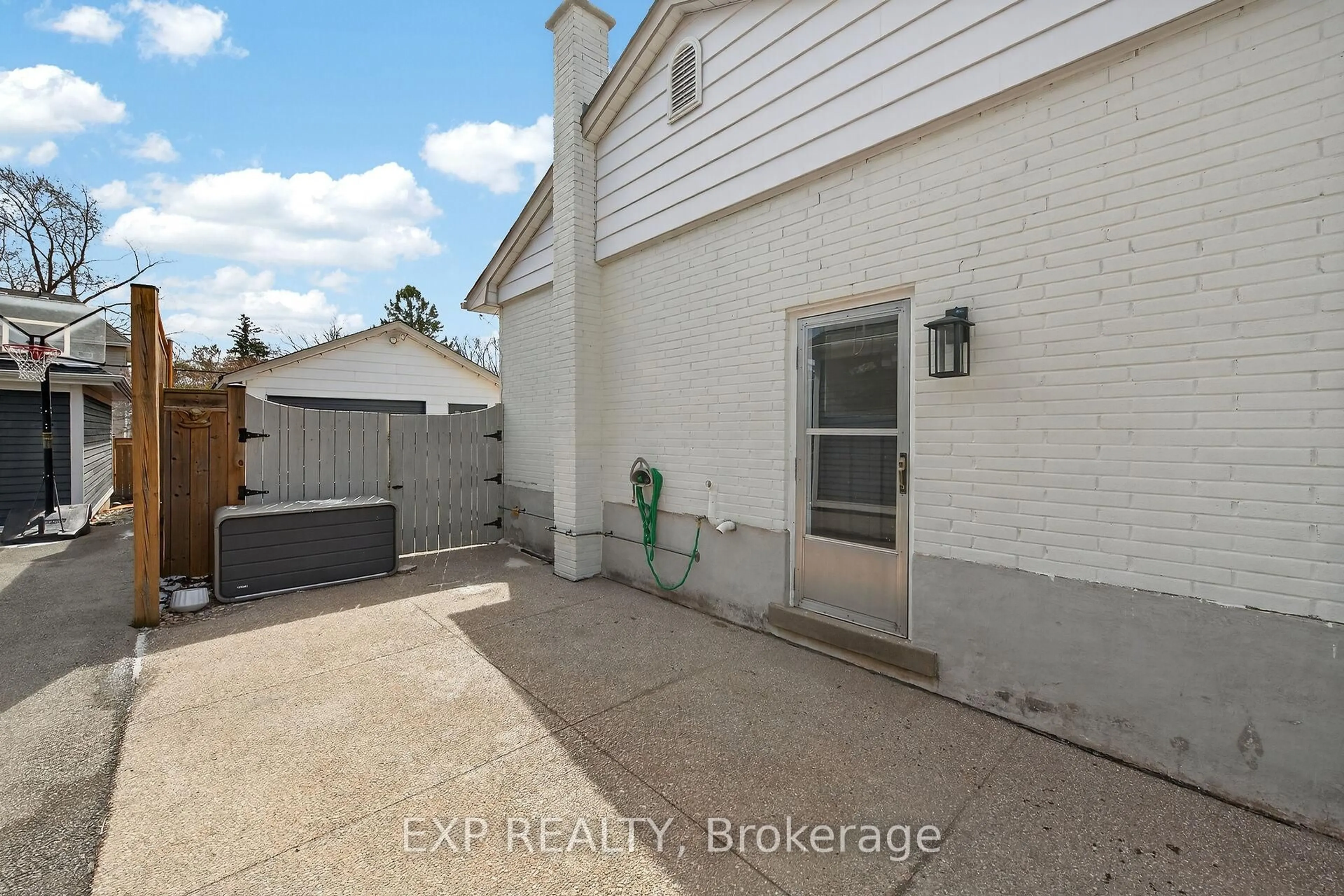 A pic from outside/outdoor area/front of a property/back of a property/a pic from drone, street for 5418 ANTHONY Pl, Burlington Ontario L7L 3G8