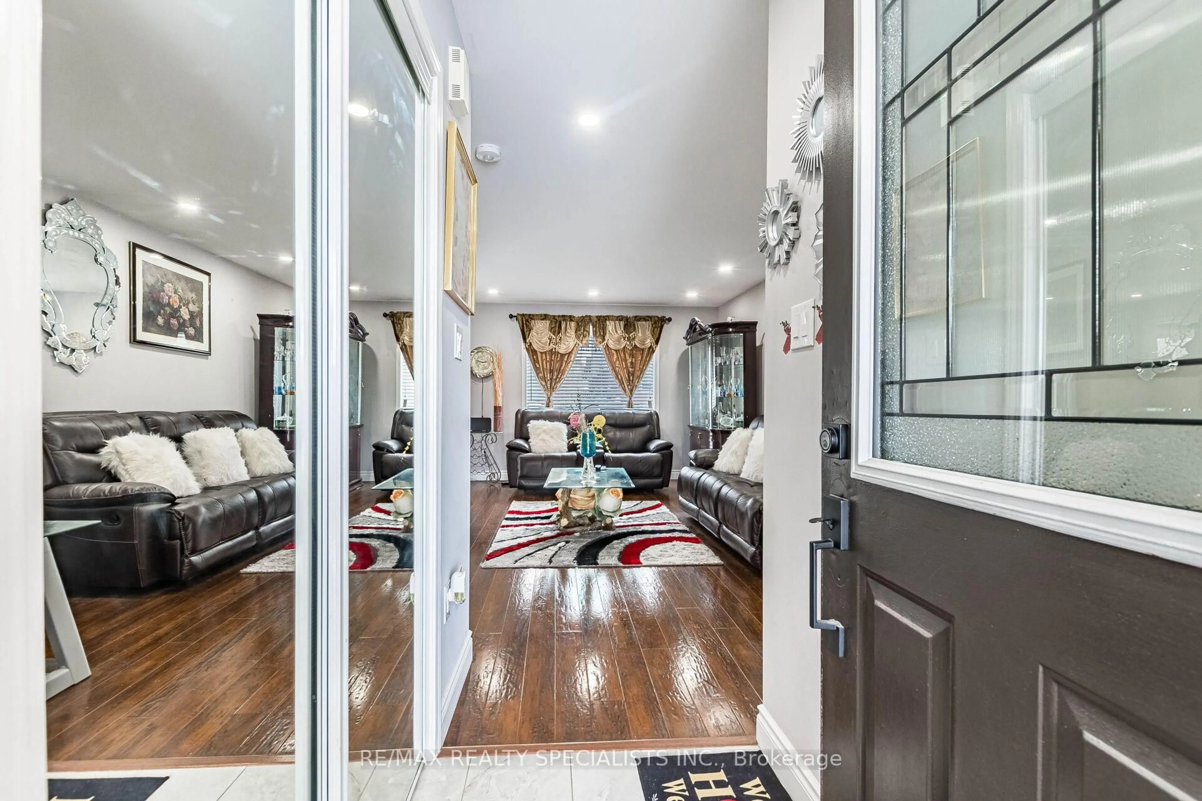 Indoor entryway for 618 Hamilton Cres, Milton Ontario L9T 6G9