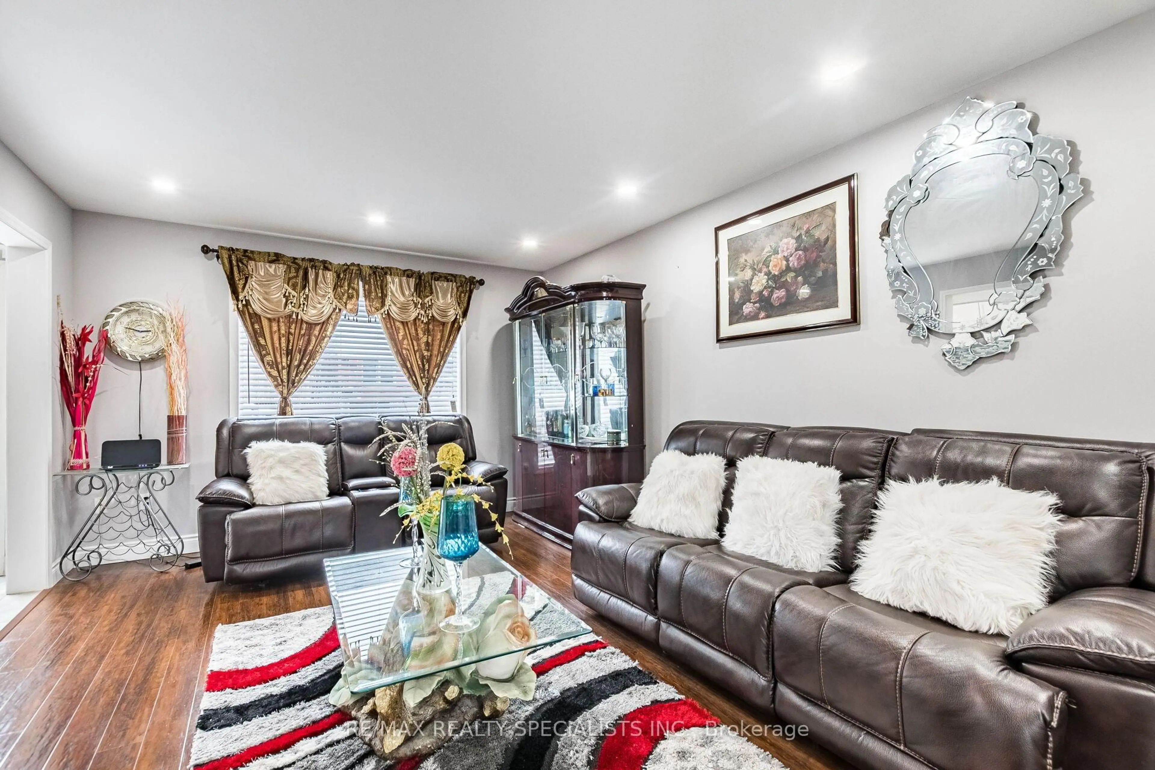 Living room with furniture, unknown for 618 Hamilton Cres, Milton Ontario L9T 6G9