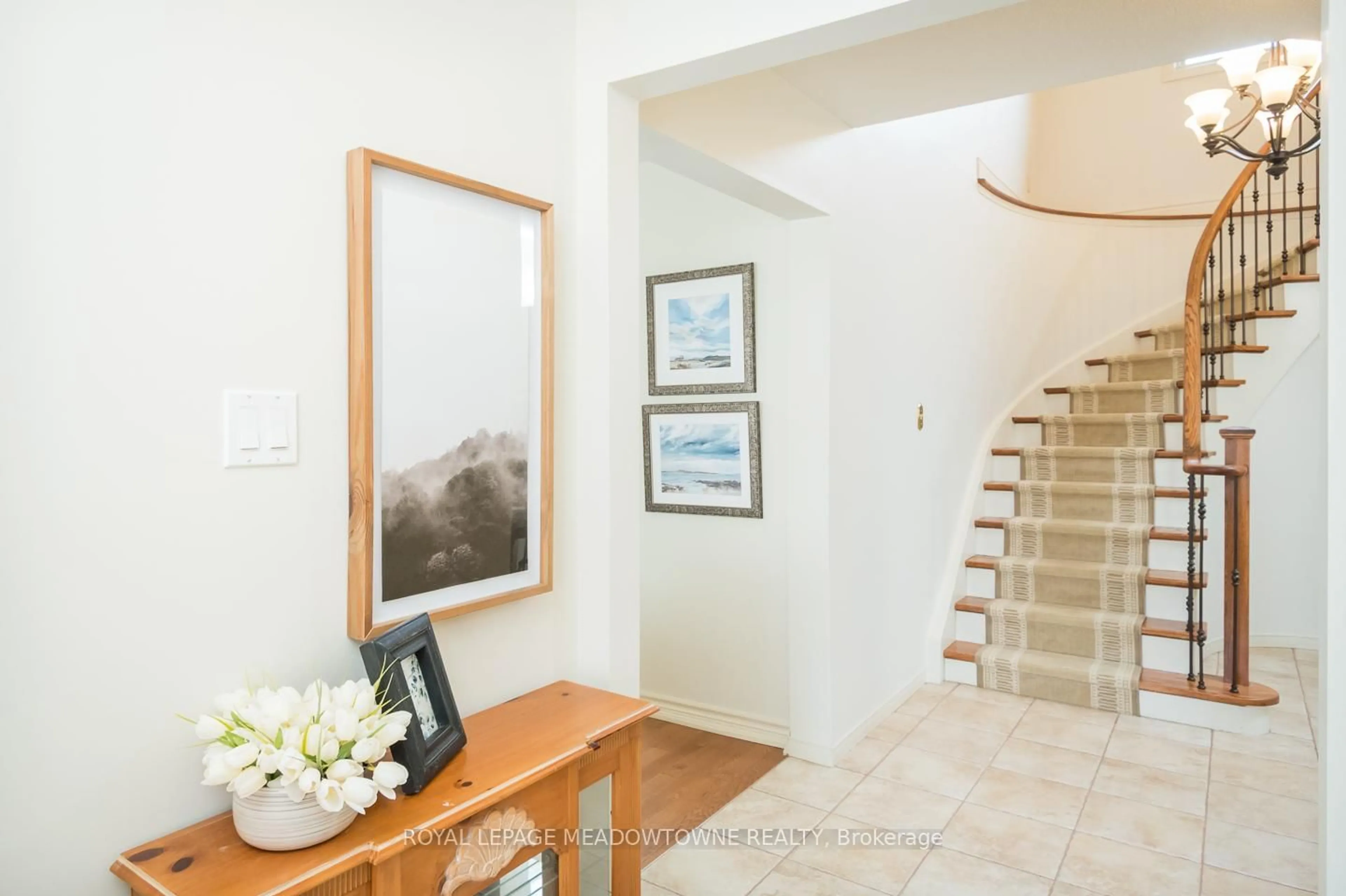 Indoor foyer for 3215 Pinemeadow Dr, Burlington Ontario L7M 2N6