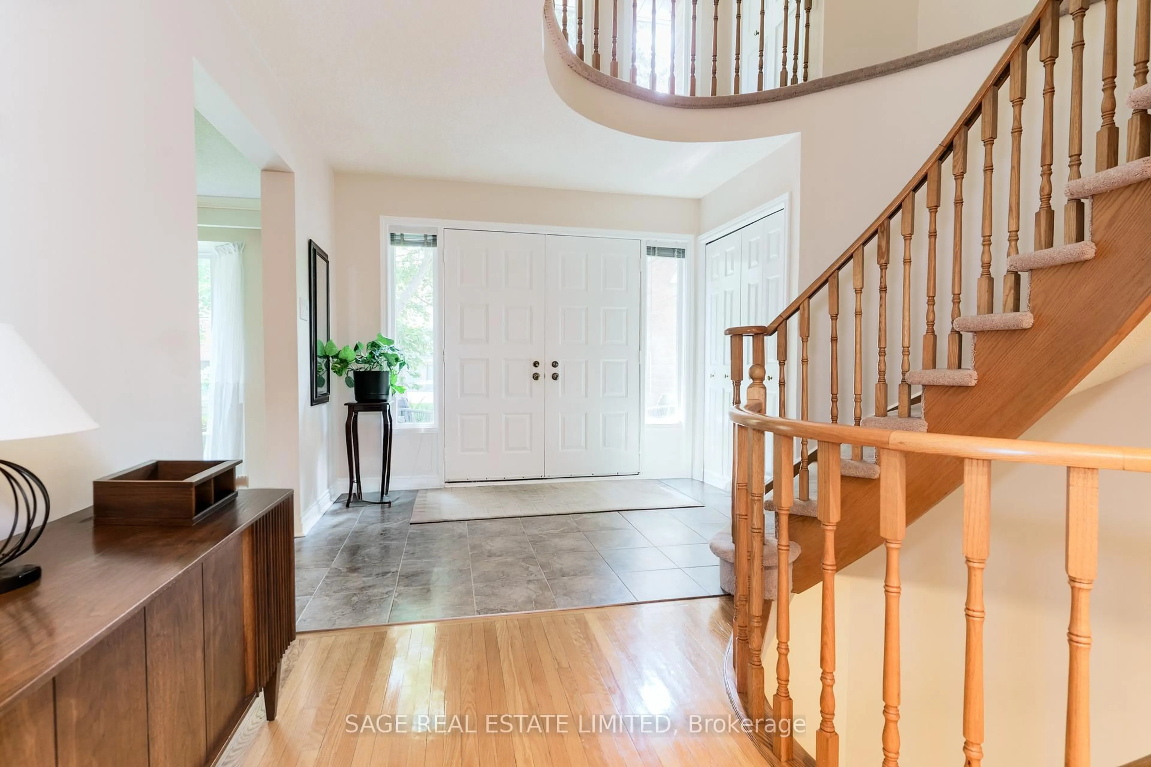 Indoor entryway for 1859 Sherwood Forrest Circ, Mississauga Ontario L5K 2G6