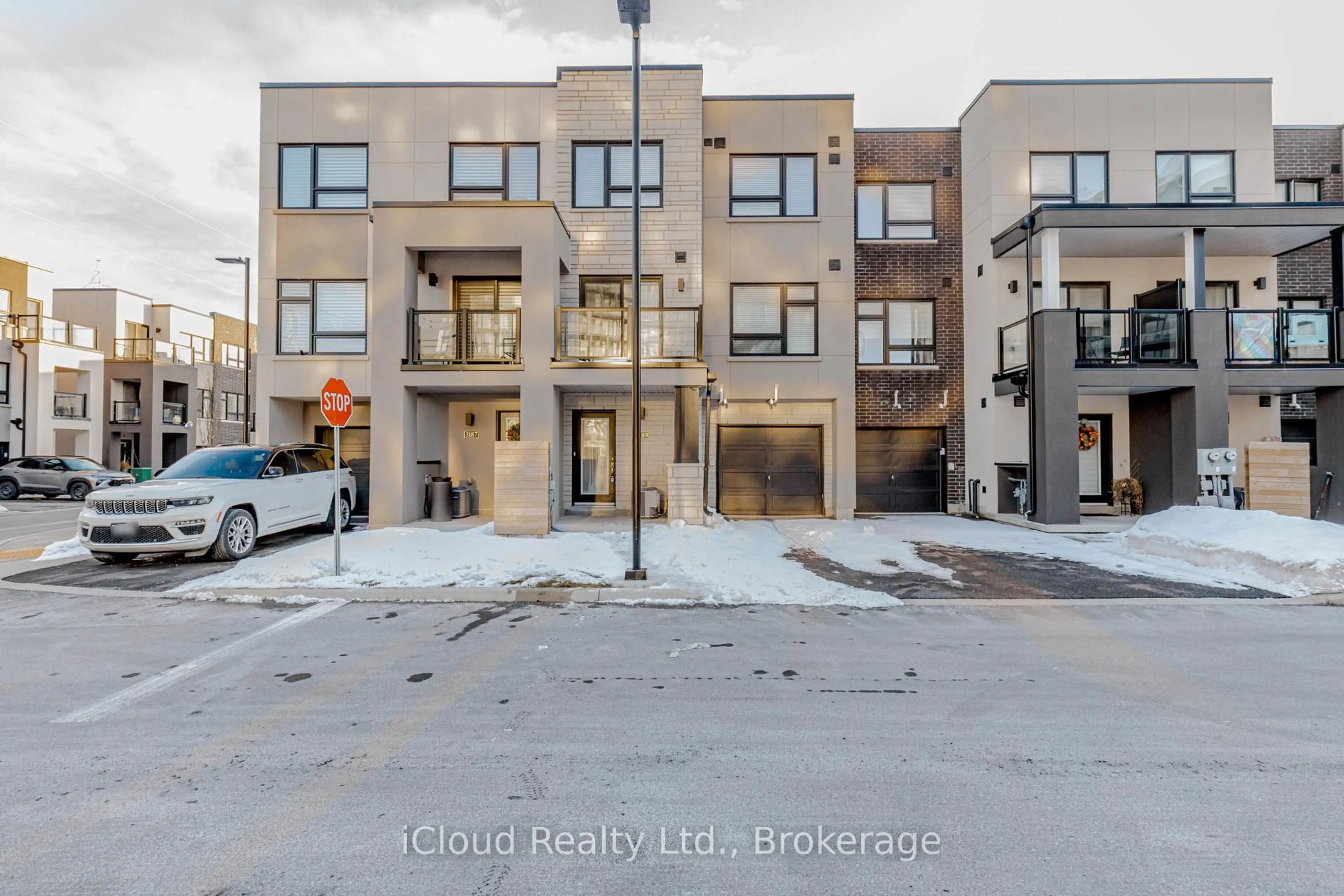 A pic from outside/outdoor area/front of a property/back of a property/a pic from drone, street for 3189 BASTEDO Common #69, Burlington Ontario L7M 0H4