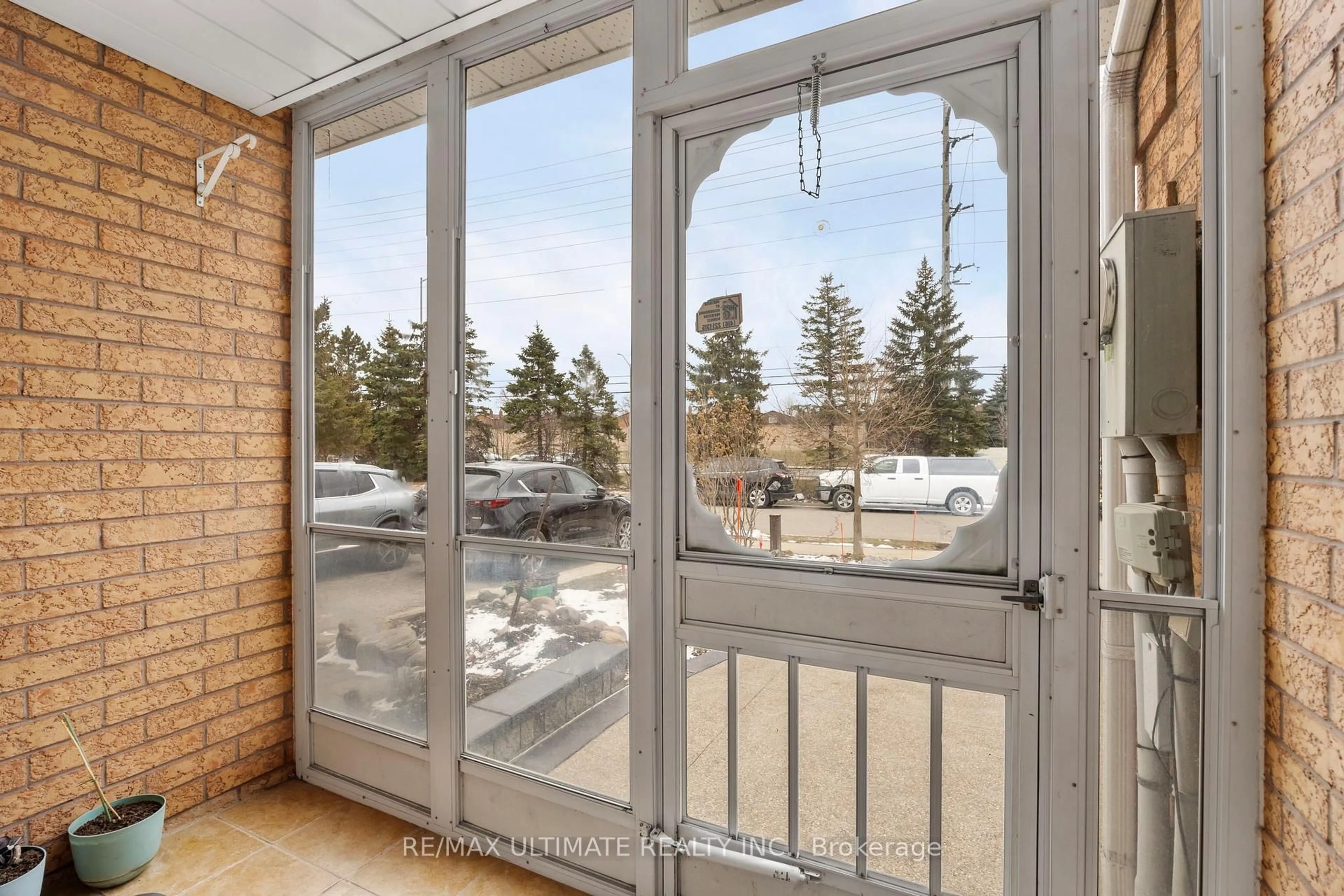 Indoor entryway for 154 Toba Cres, Brampton Ontario L6Z 4R9