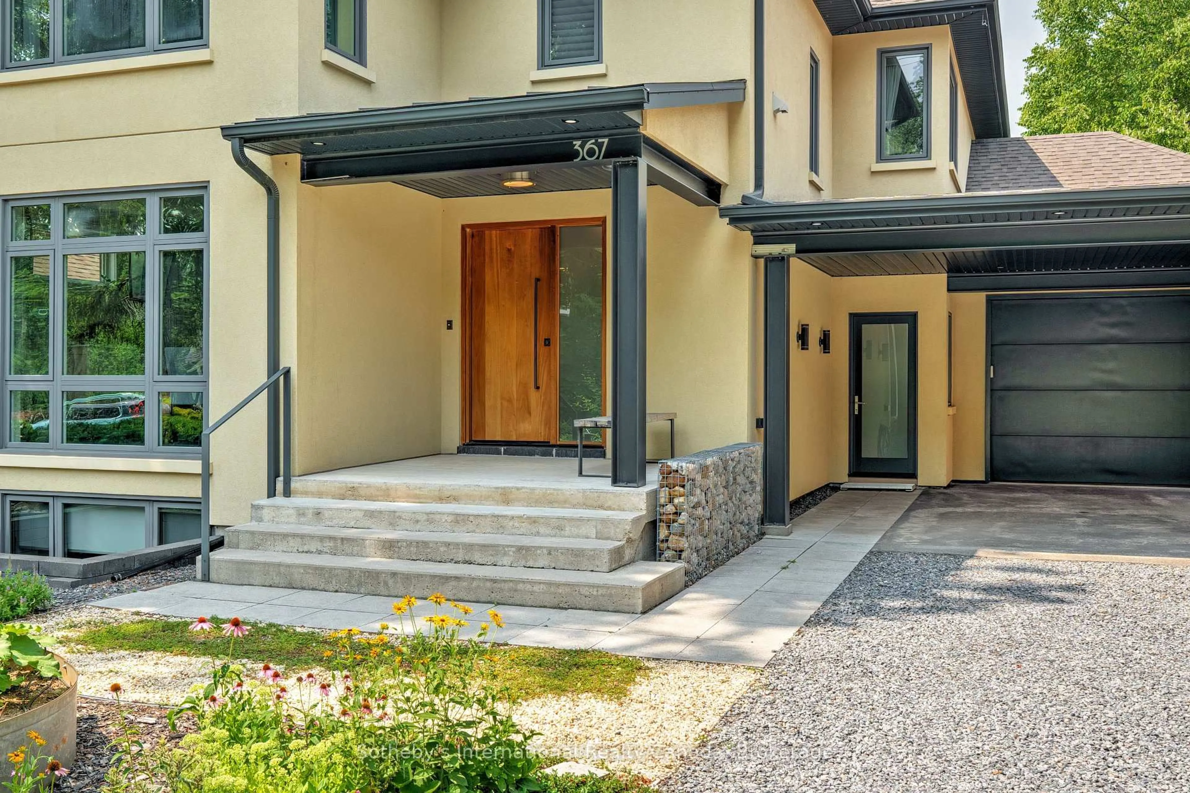 Indoor entryway for 367 Spruce St, Oakville Ontario L6J 2H2