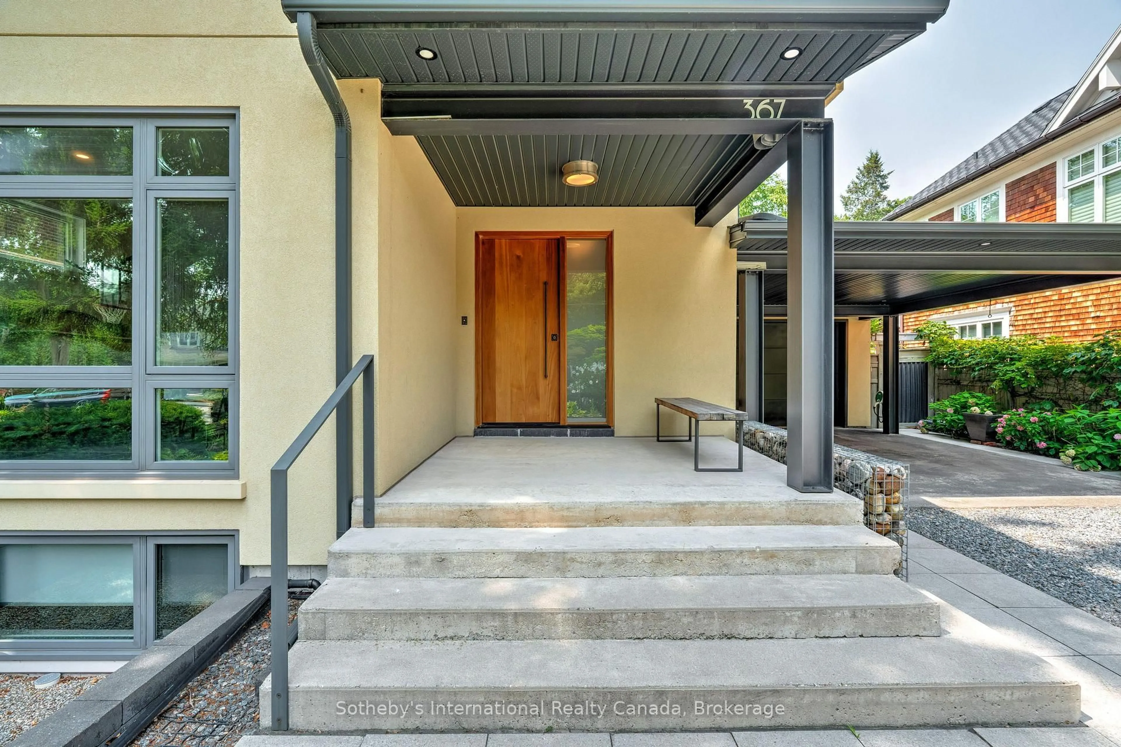 Indoor entryway for 367 Spruce St, Oakville Ontario L6J 2H2