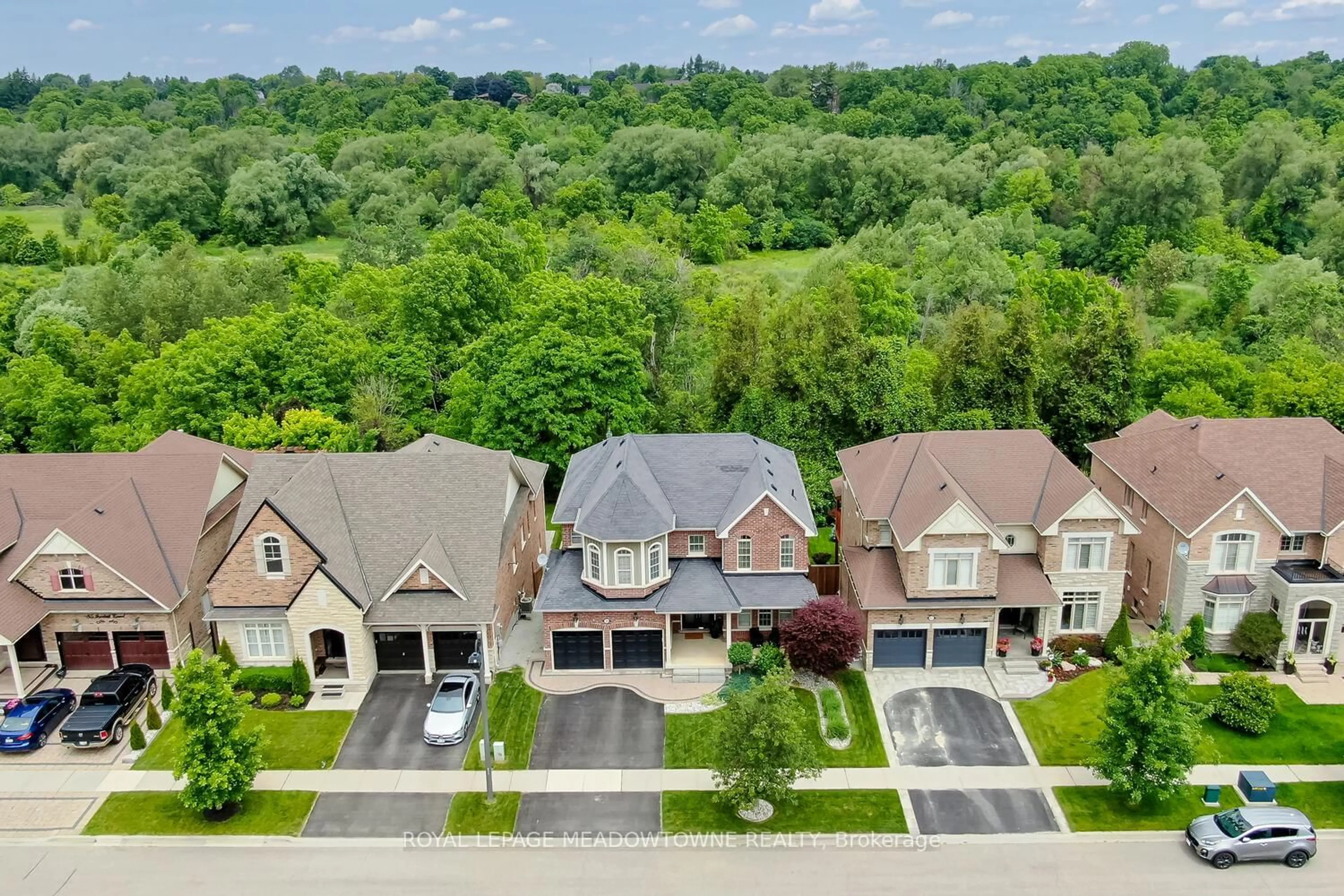 A pic from outside/outdoor area/front of a property/back of a property/a pic from drone, street for 89 Foxtail Crt, Halton Hills Ontario L7G 0G2