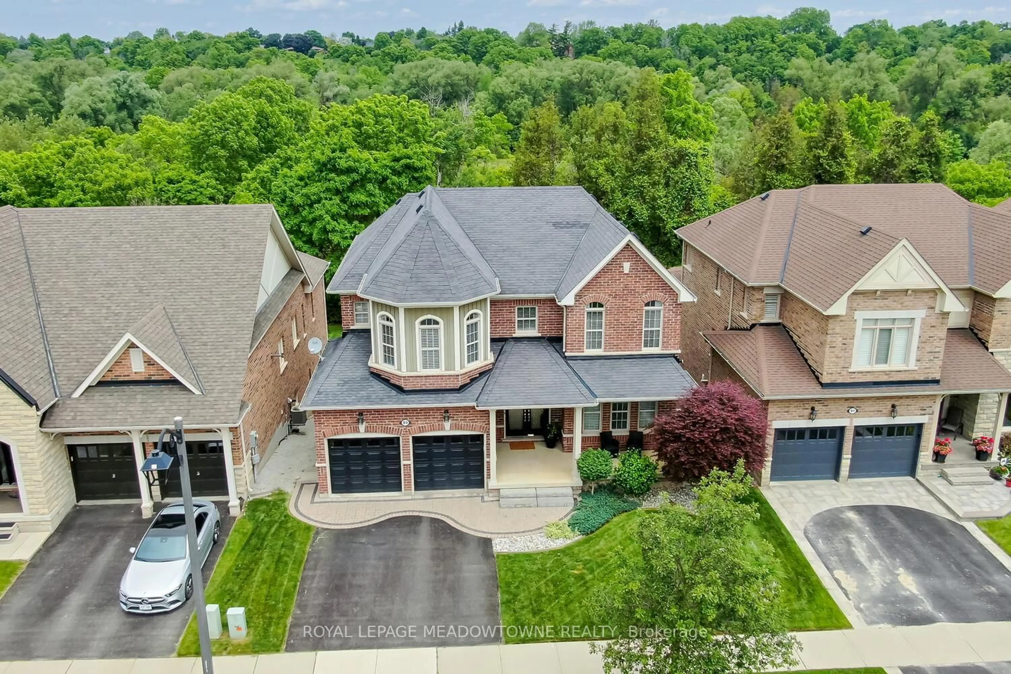 A pic from outside/outdoor area/front of a property/back of a property/a pic from drone, street for 89 Foxtail Crt, Halton Hills Ontario L7G 0G2