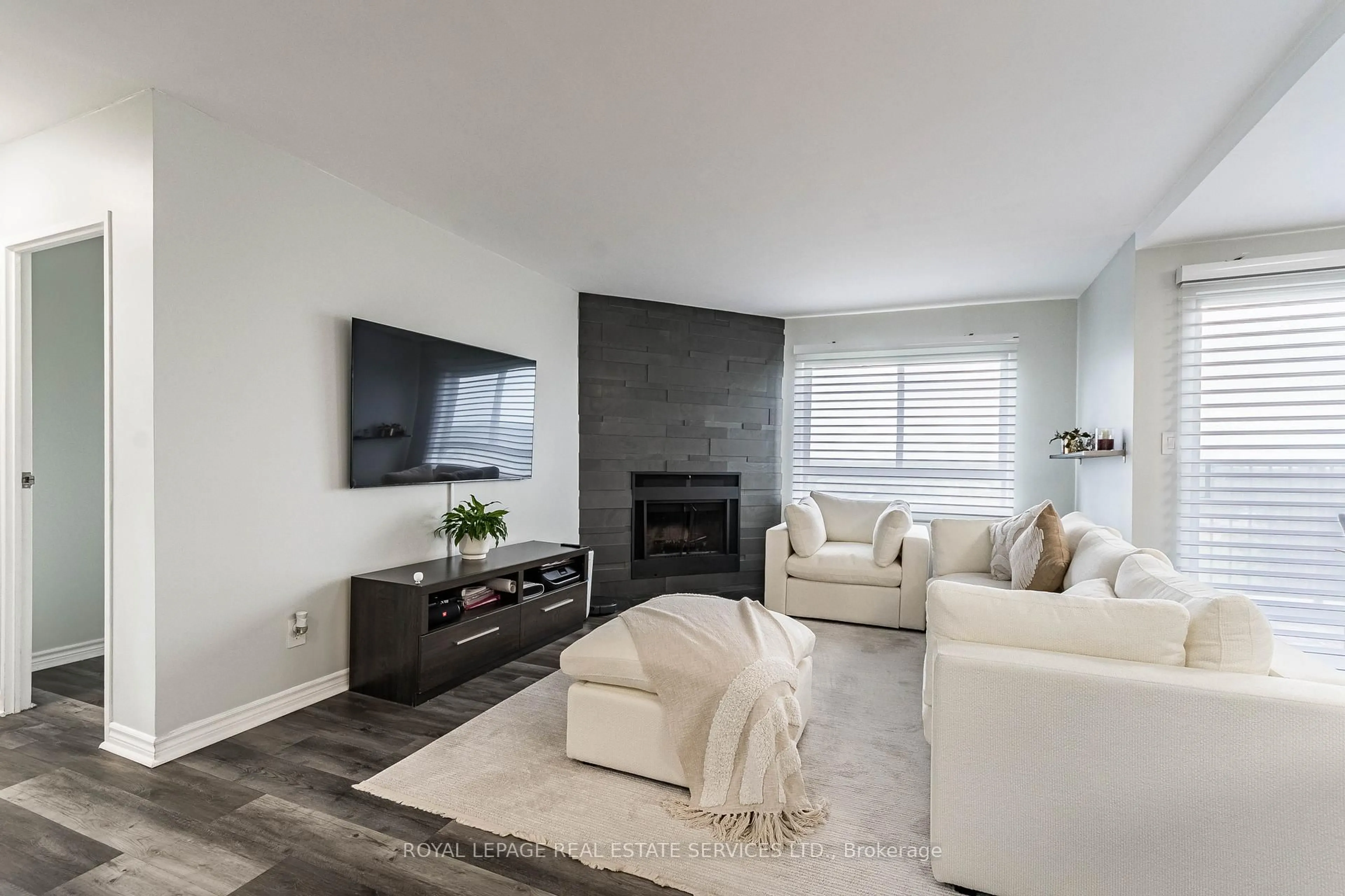 Living room with furniture, unknown for 1000 Cedarglen Gate #619, Mississauga Ontario L5C 3Z5