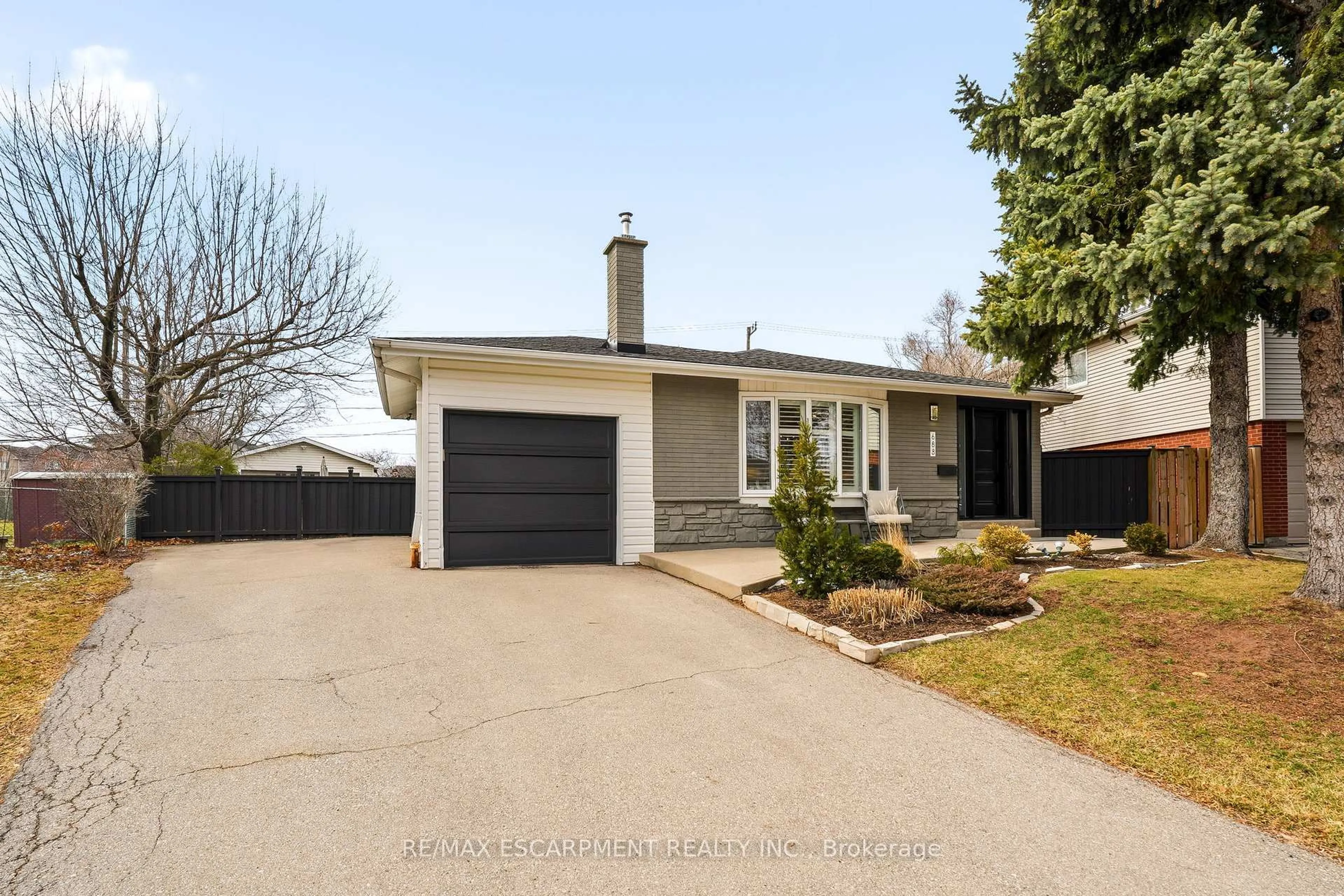 Home with vinyl exterior material, street for 688 Mullin Way, Burlington Ontario L7L 4J7