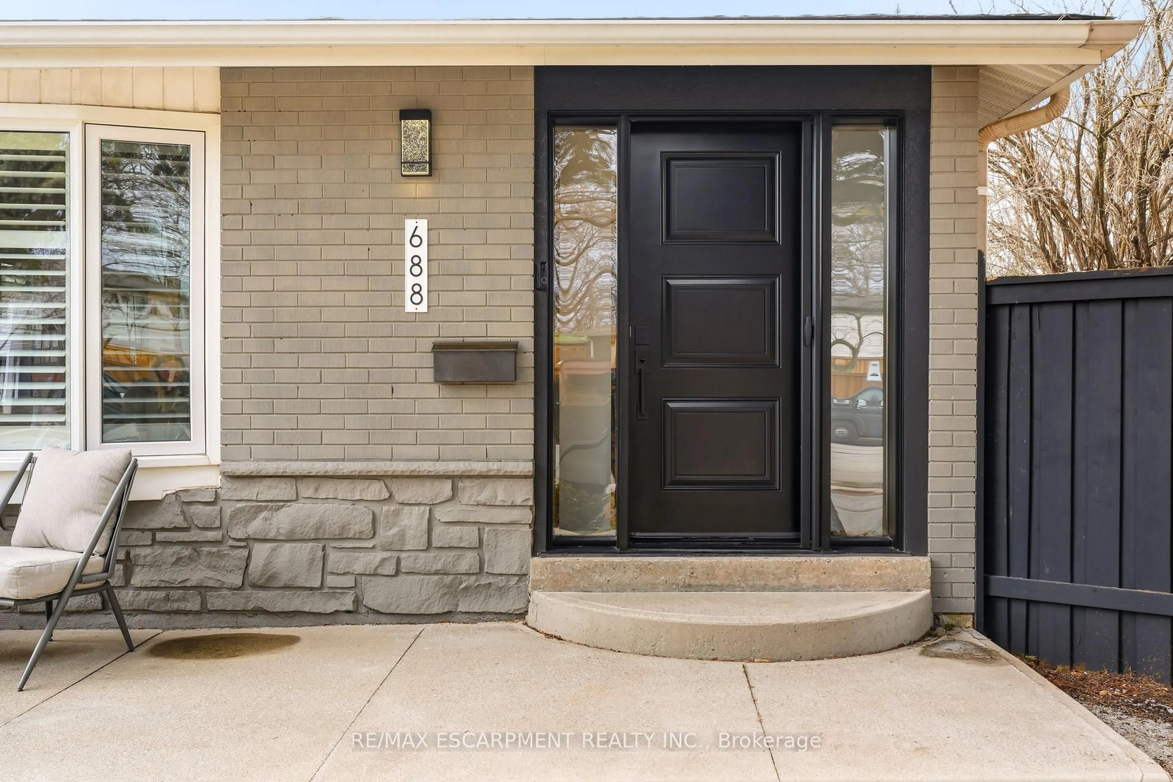 Indoor entryway for 688 Mullin Way, Burlington Ontario L7L 4J7