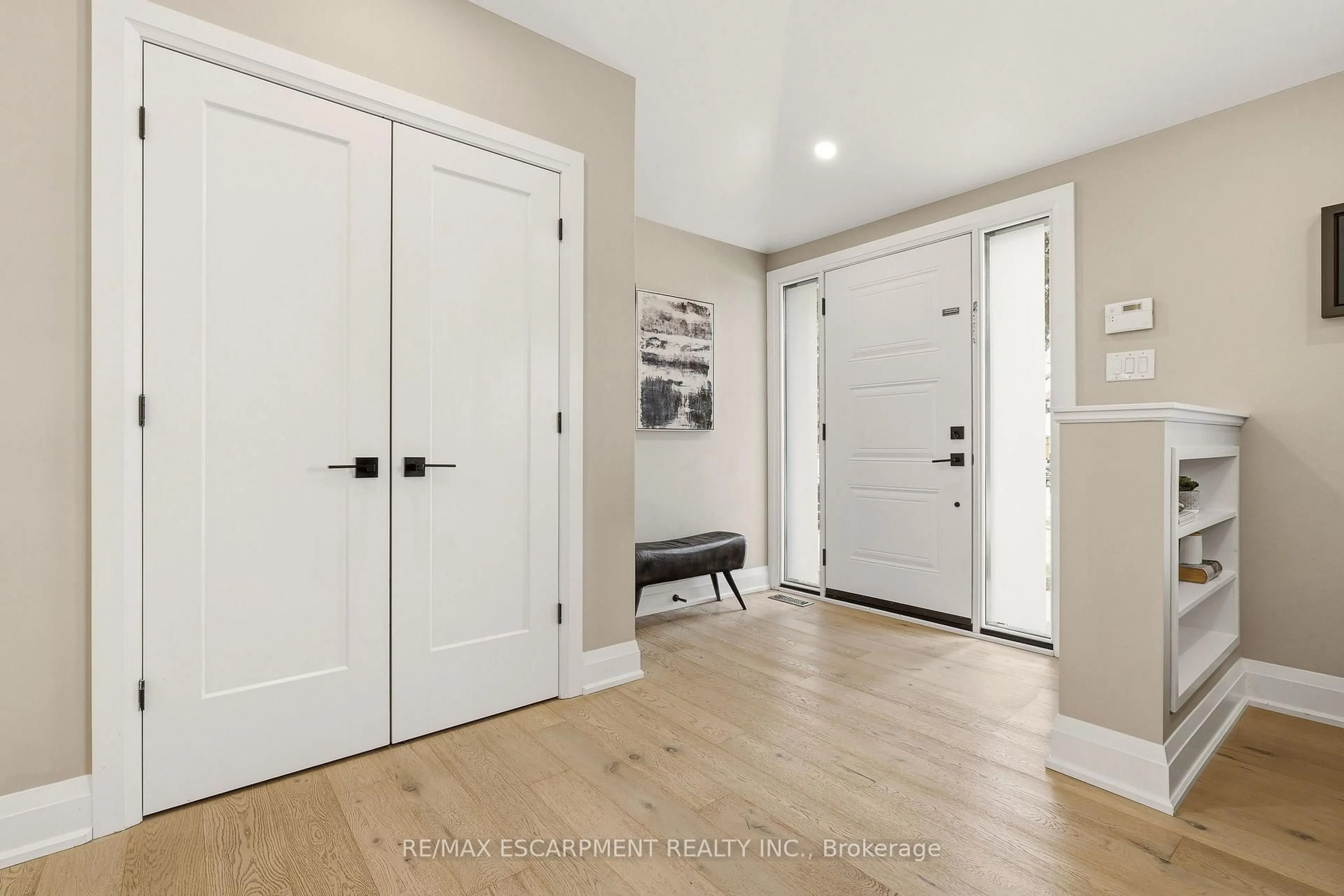 Indoor entryway for 688 Mullin Way, Burlington Ontario L7L 4J7