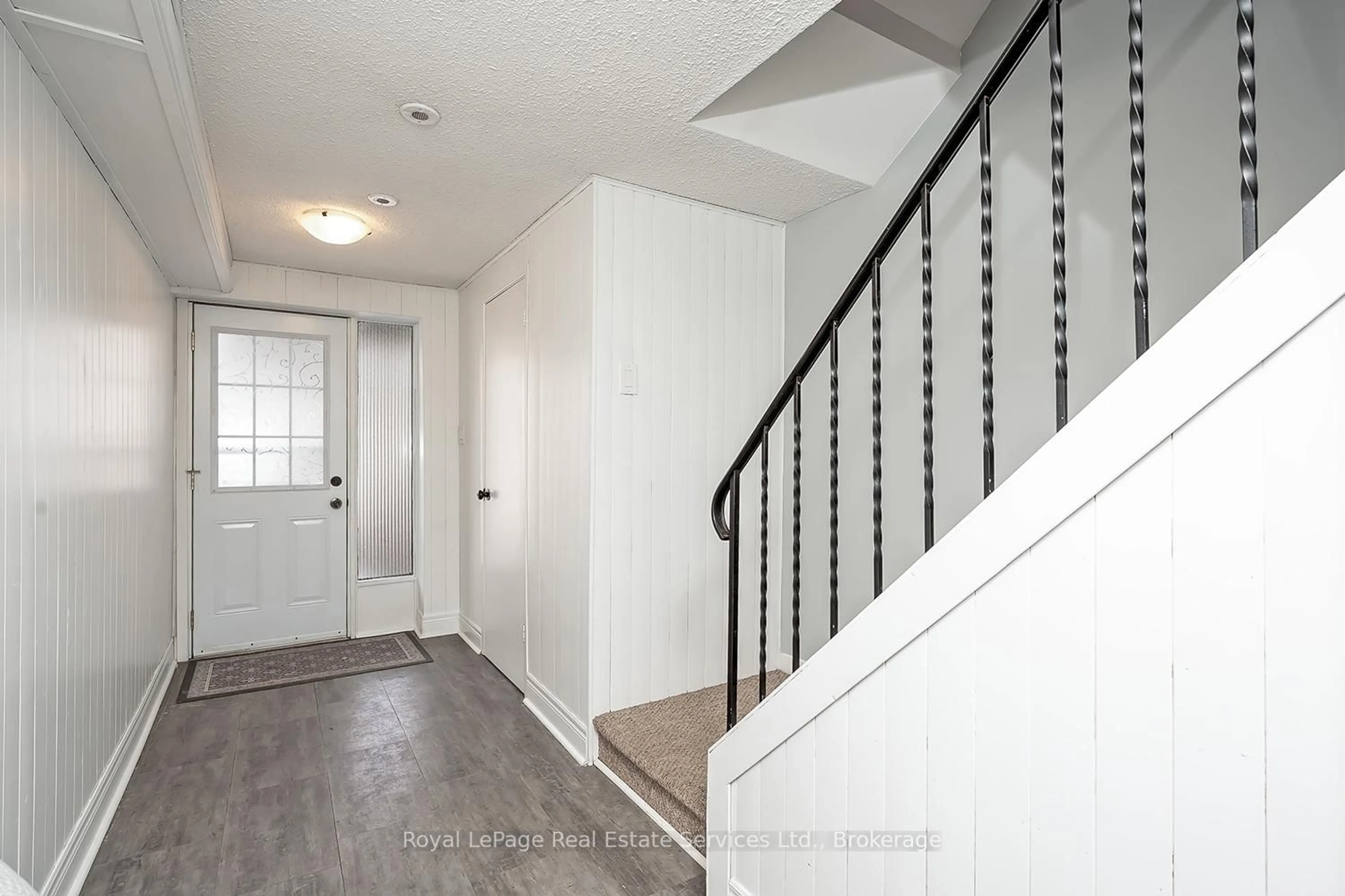 Indoor entryway for 2651 Aquitaine Ave #24, Mississauga Ontario L5N 1V5