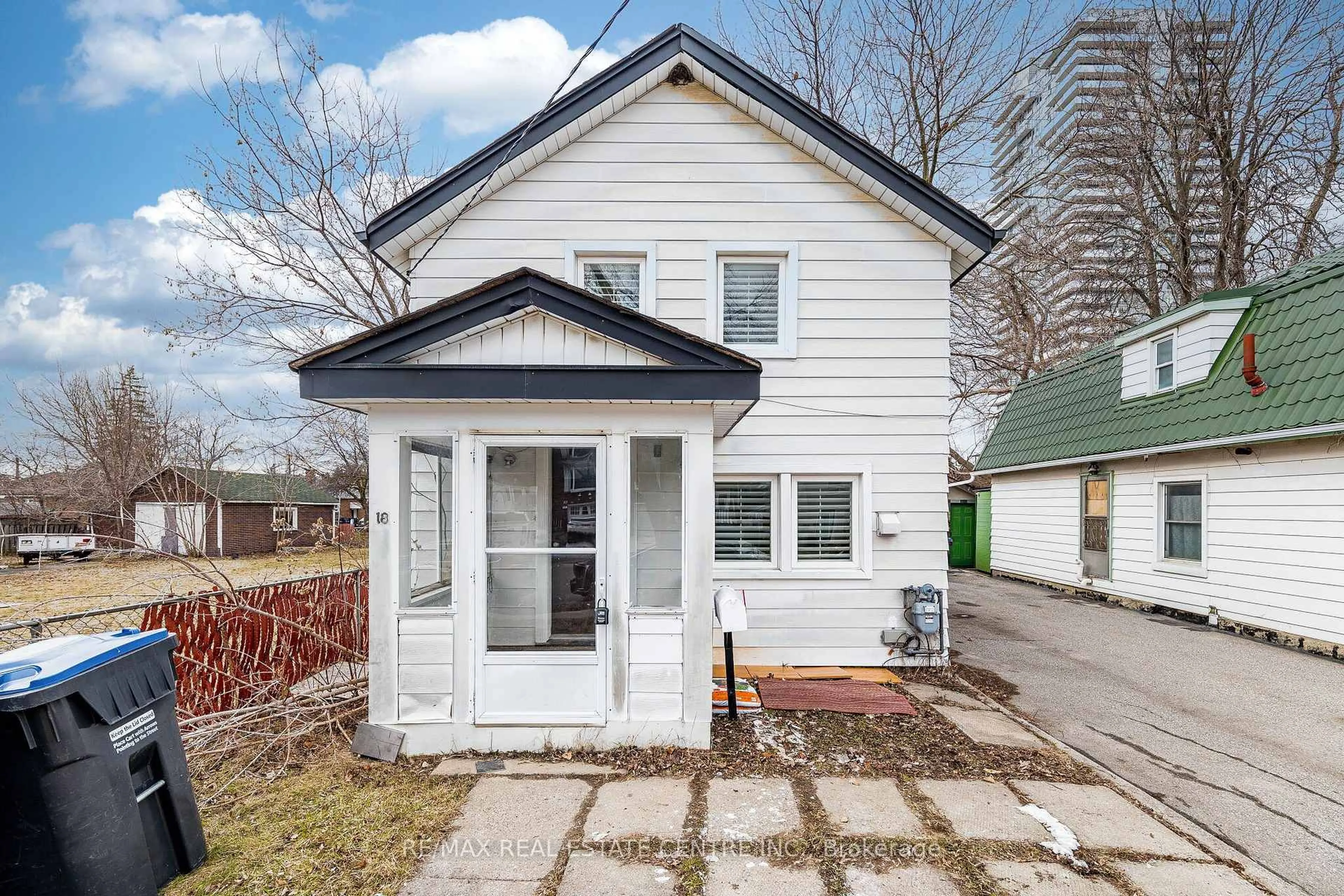 Home with vinyl exterior material, street for 18 Hillcrest Ave, Brampton Ontario L6W 1Y8