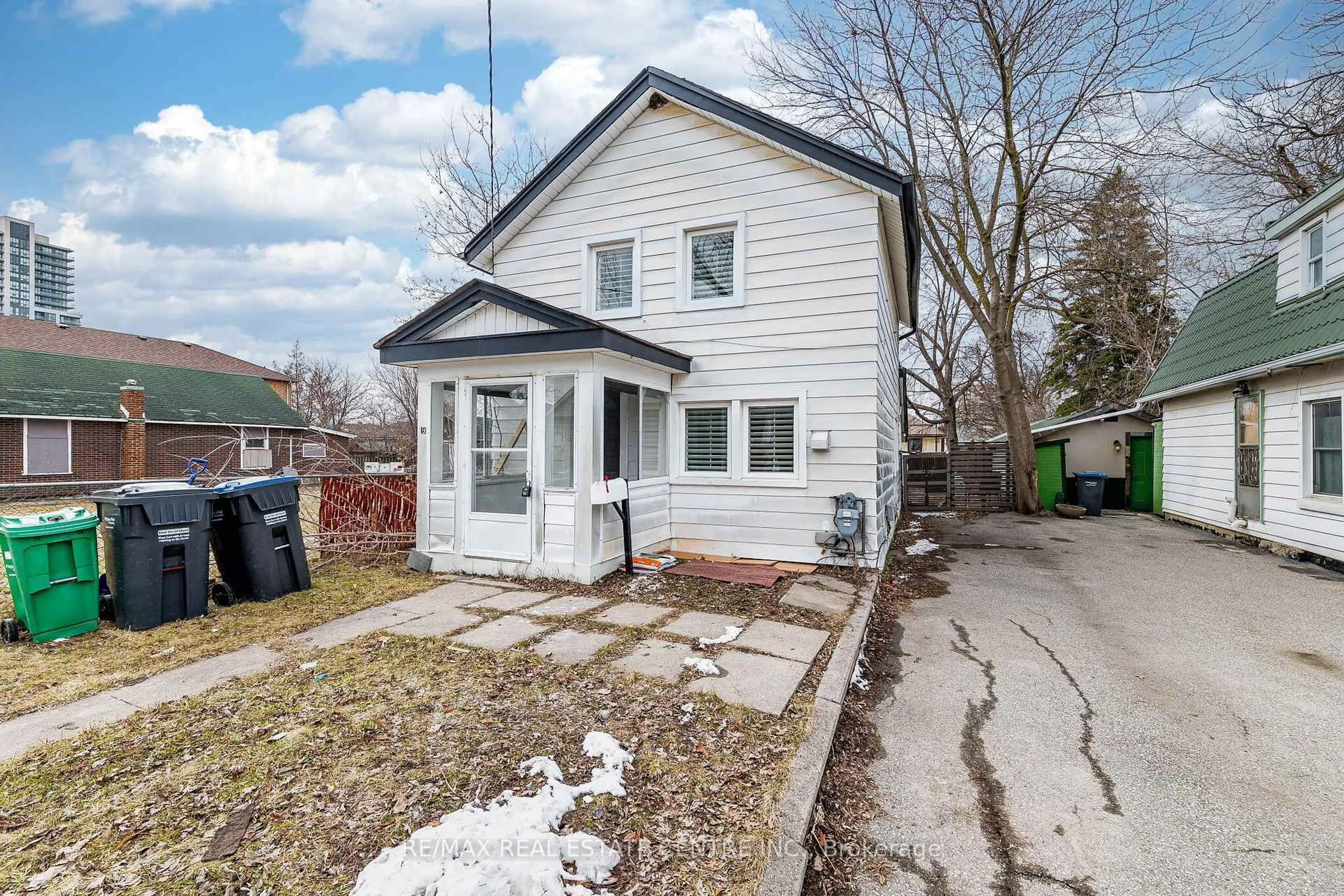 A pic from outside/outdoor area/front of a property/back of a property/a pic from drone, street for 18 Hillcrest Ave, Brampton Ontario L6W 1Y8