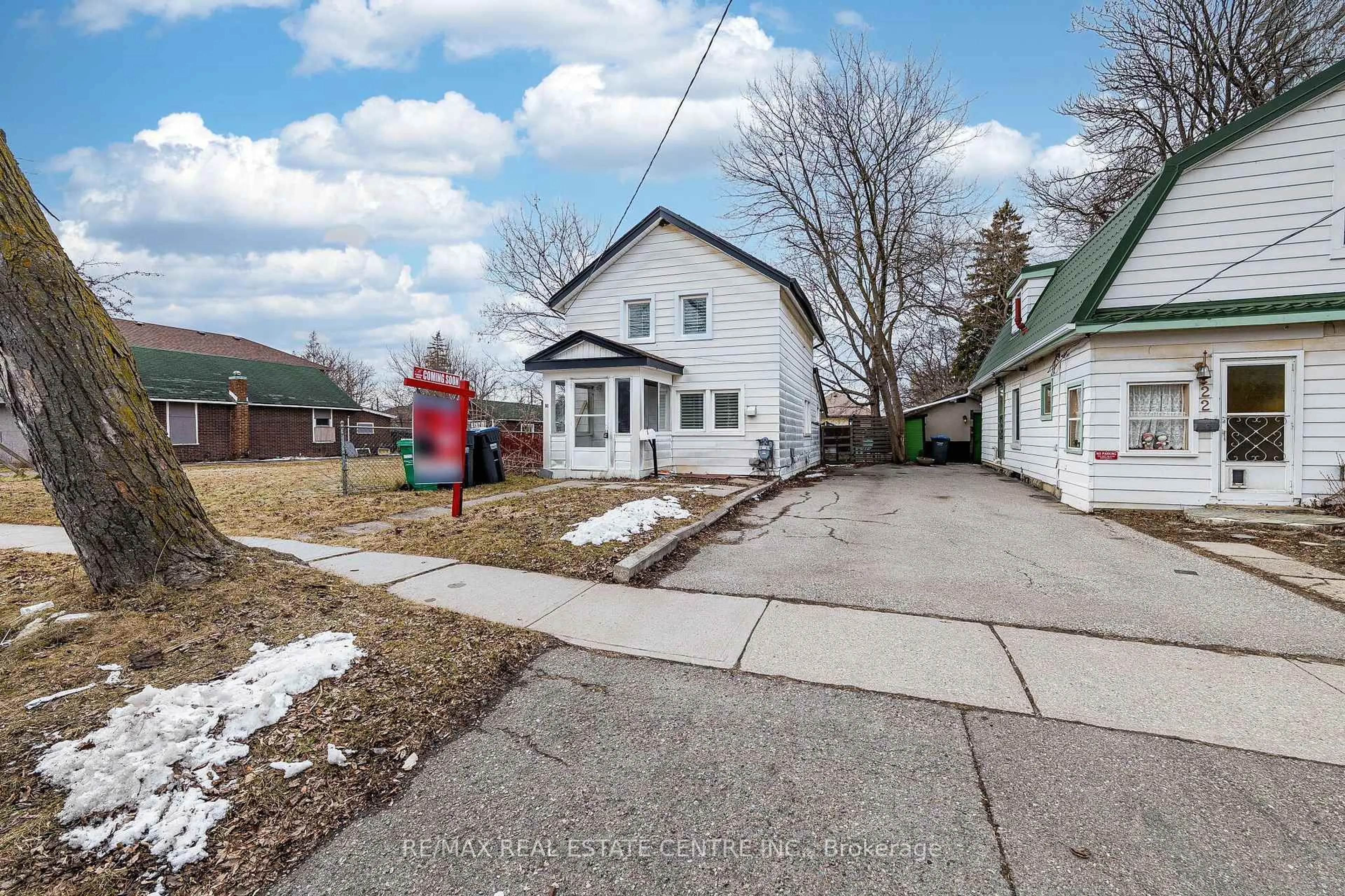 A pic from outside/outdoor area/front of a property/back of a property/a pic from drone, street for 18 Hillcrest Ave, Brampton Ontario L6W 1Y8