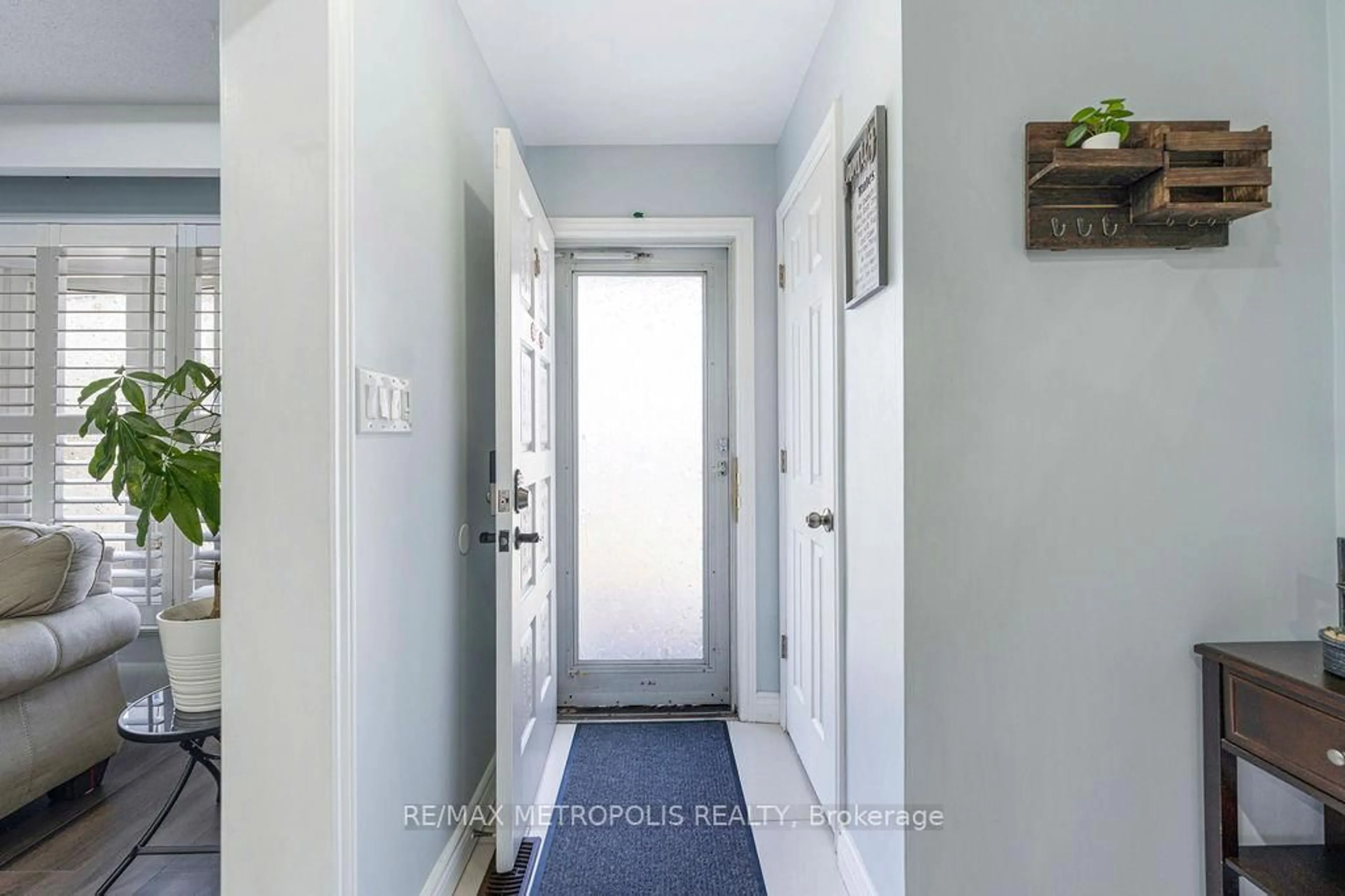 Indoor entryway for 42 Gulliver Cres, Brampton Ontario L6S 1S9