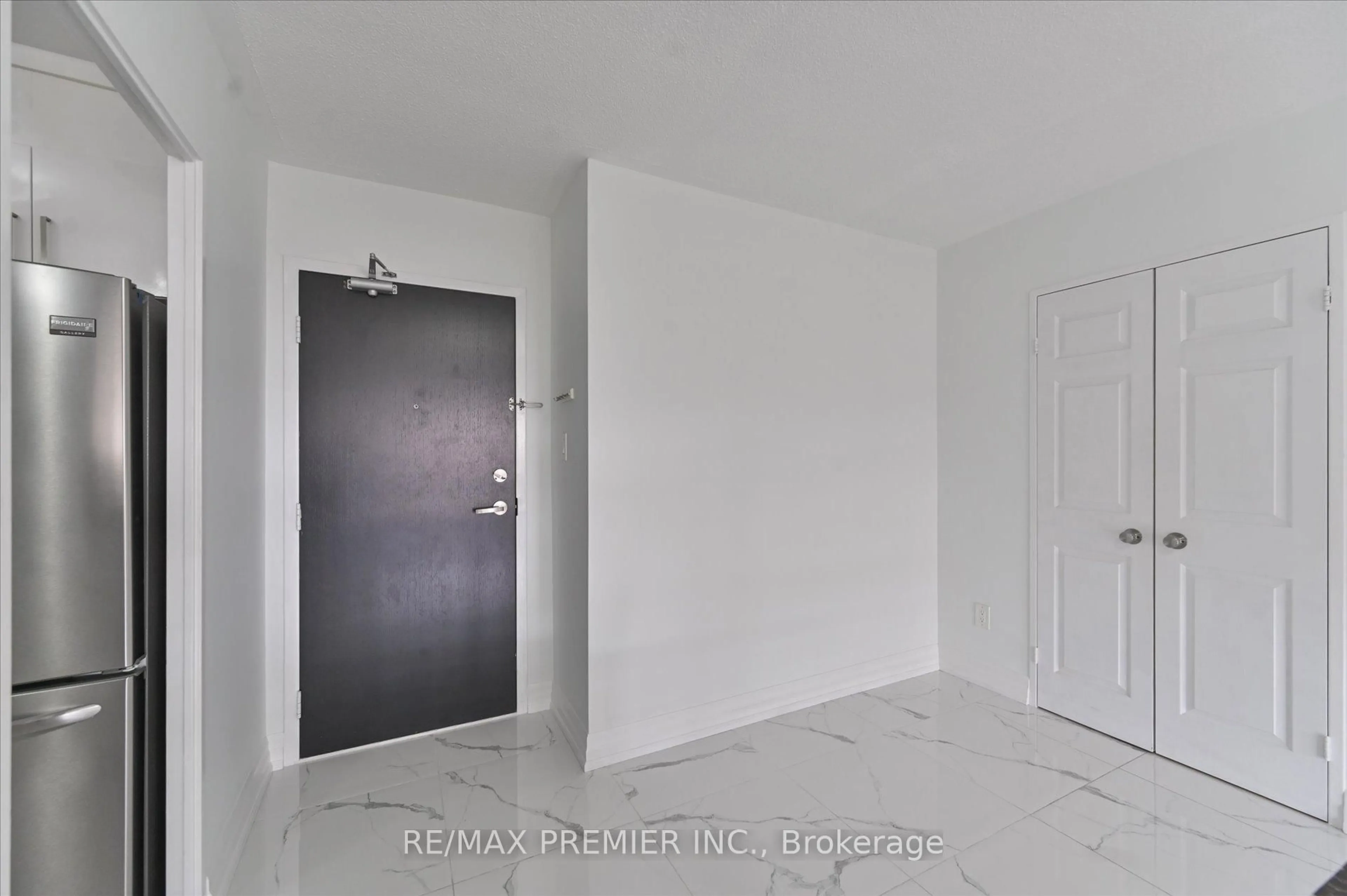 Indoor entryway for 25 Four Winds Dr #604, Toronto Ontario M3J 1K8