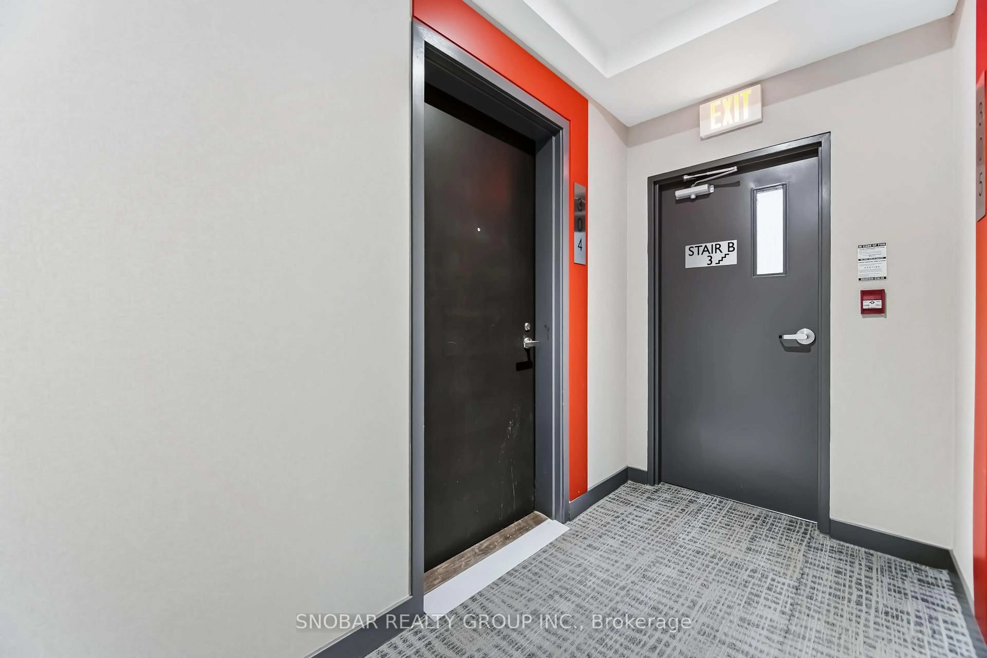 Indoor foyer for 5035 Harvard Rd #304, Mississauga Ontario L5M 0W6