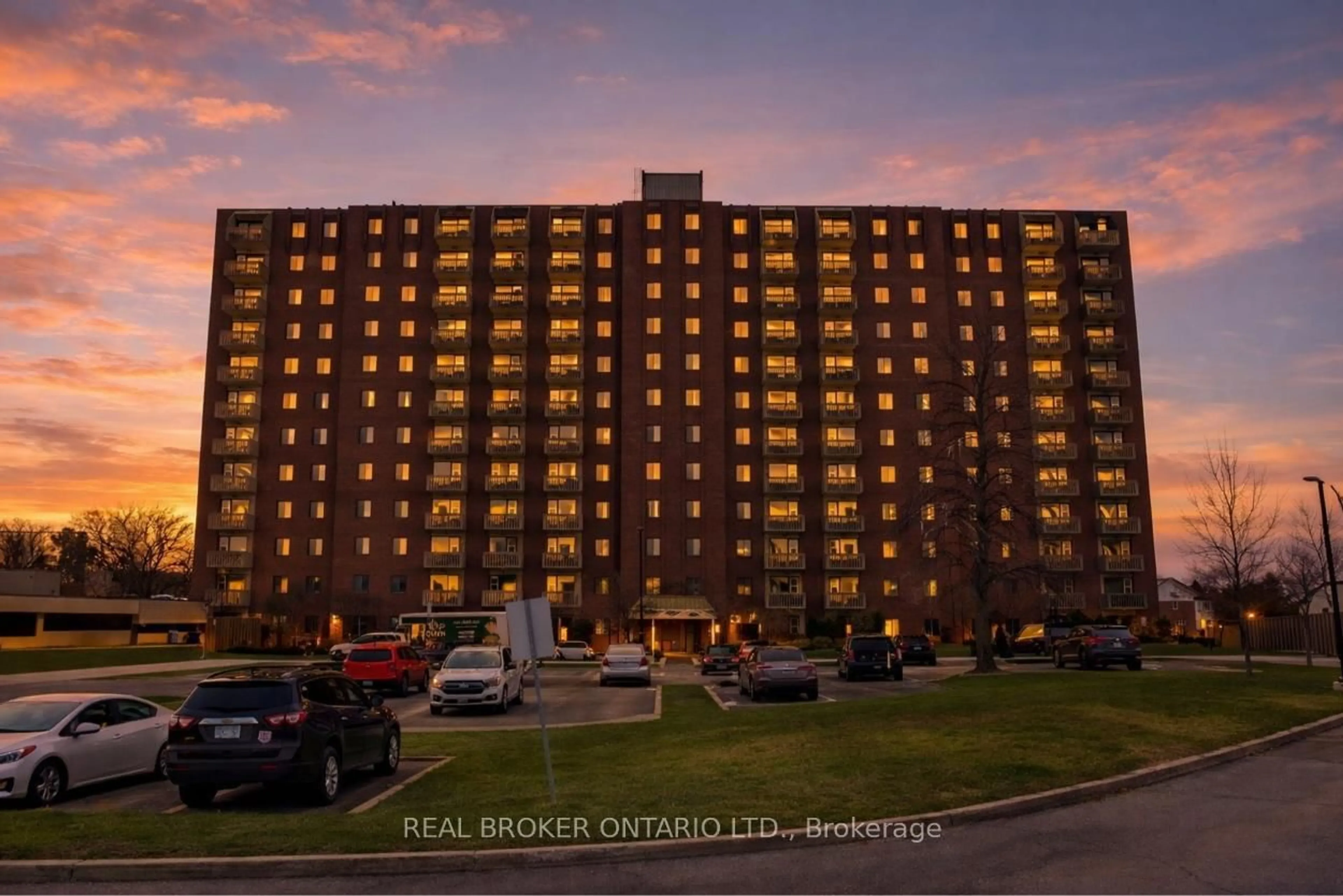 A pic from outside/outdoor area/front of a property/back of a property/a pic from drone, building for 6720 Glen Erin Dr #111, Mississauga Ontario L5N 3K8