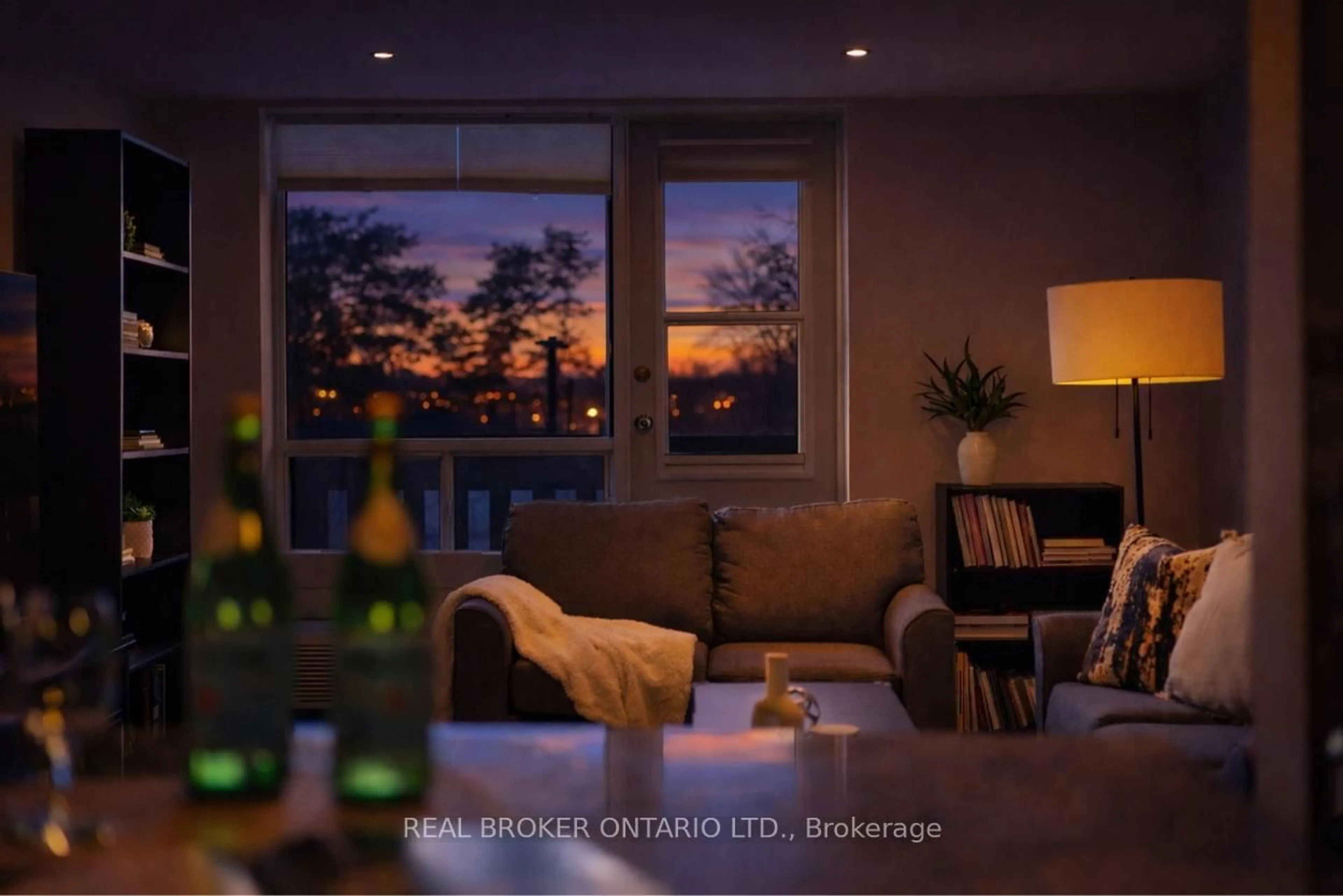 Dining room, wood/laminate floor for 6720 Glen Erin Dr #111, Mississauga Ontario L5N 3K8