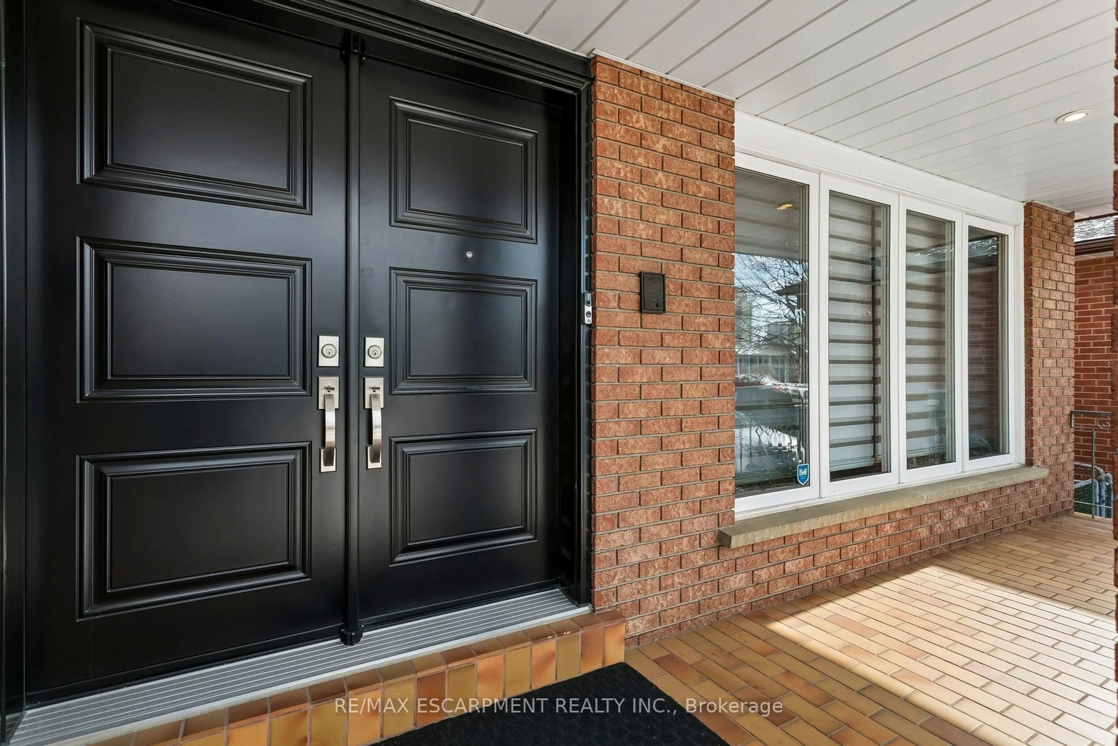 Indoor entryway for 1400 Bough Beeches Blvd, Mississauga Ontario L4W 3B5