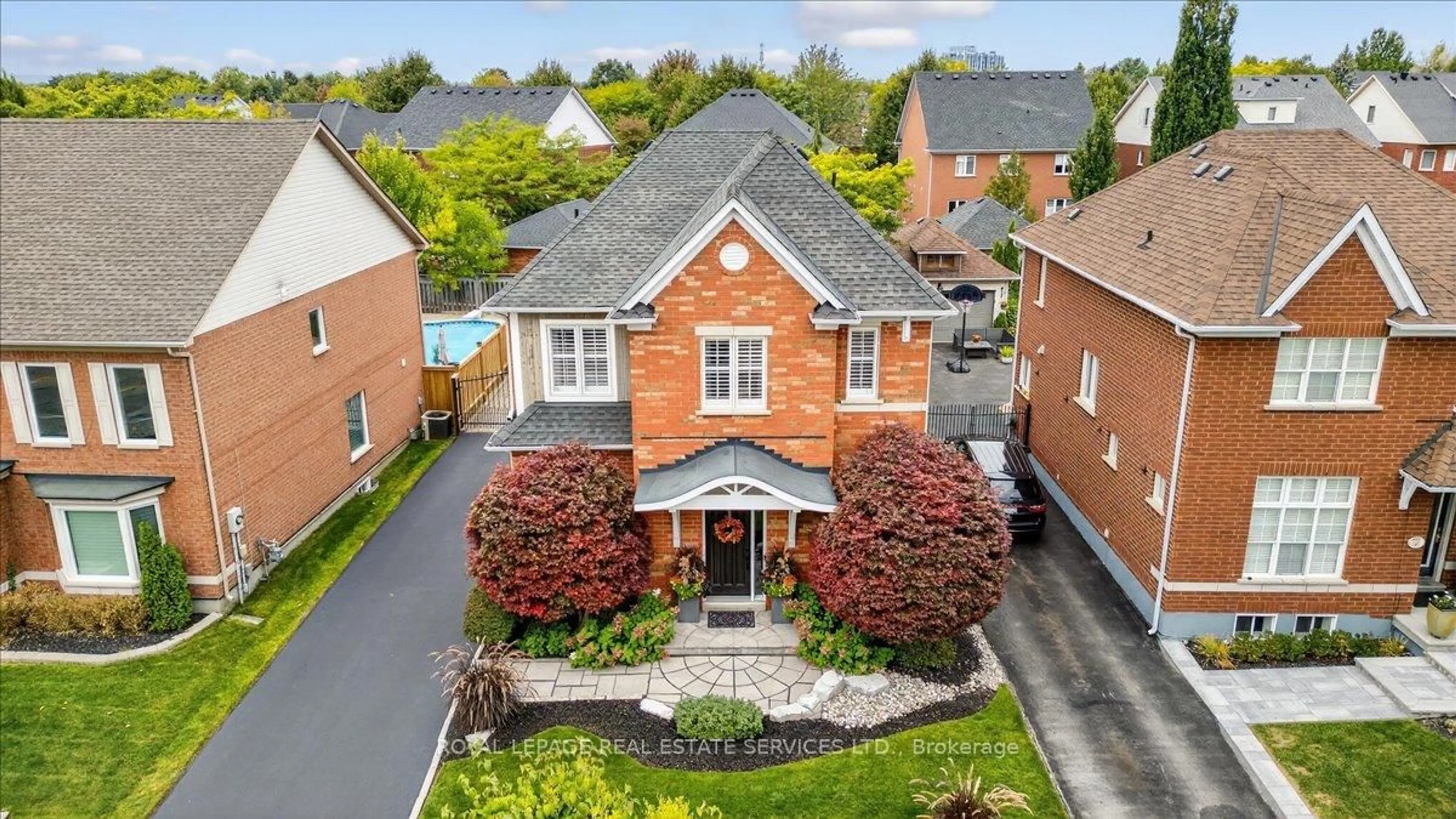 A pic from outside/outdoor area/front of a property/back of a property/a pic from drone, street for 519 River Glen Blvd, Oakville Ontario L6H 6N4