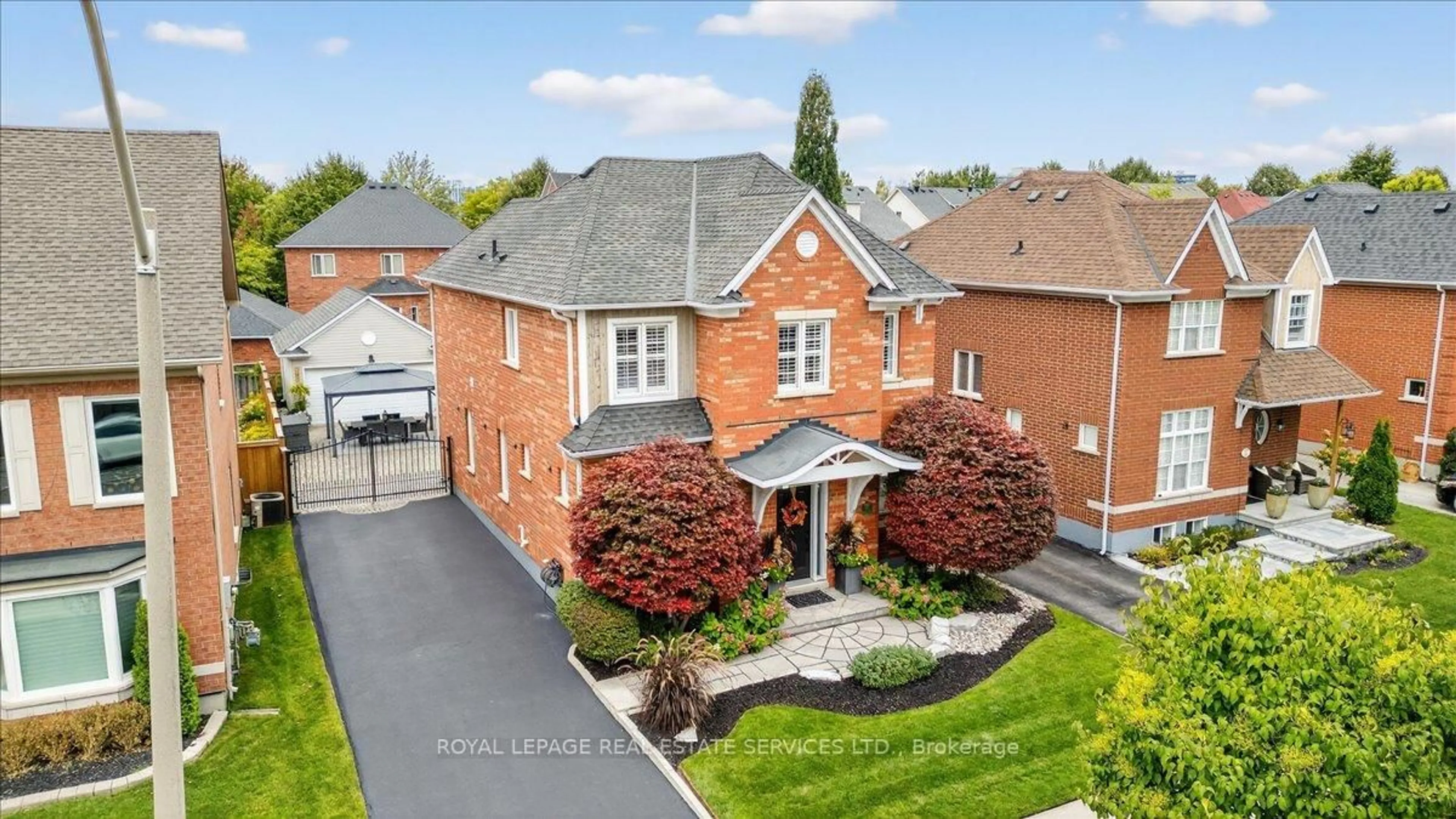 A pic from outside/outdoor area/front of a property/back of a property/a pic from drone, street for 519 River Glen Blvd, Oakville Ontario L6H 6N4