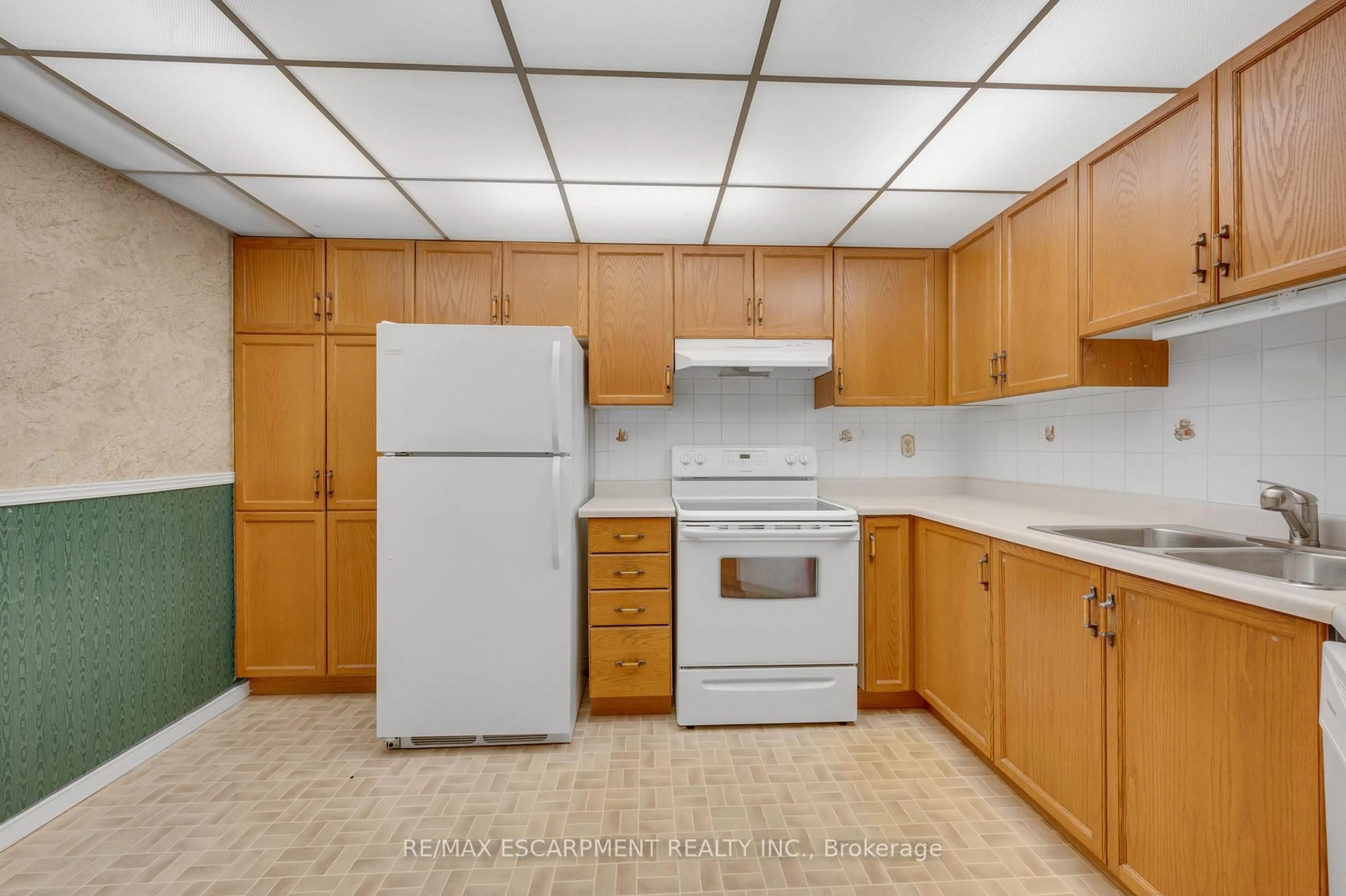 Standard kitchen, unknown for 5070 Pinedale Ave #302, Burlington Ontario L7L 5V6