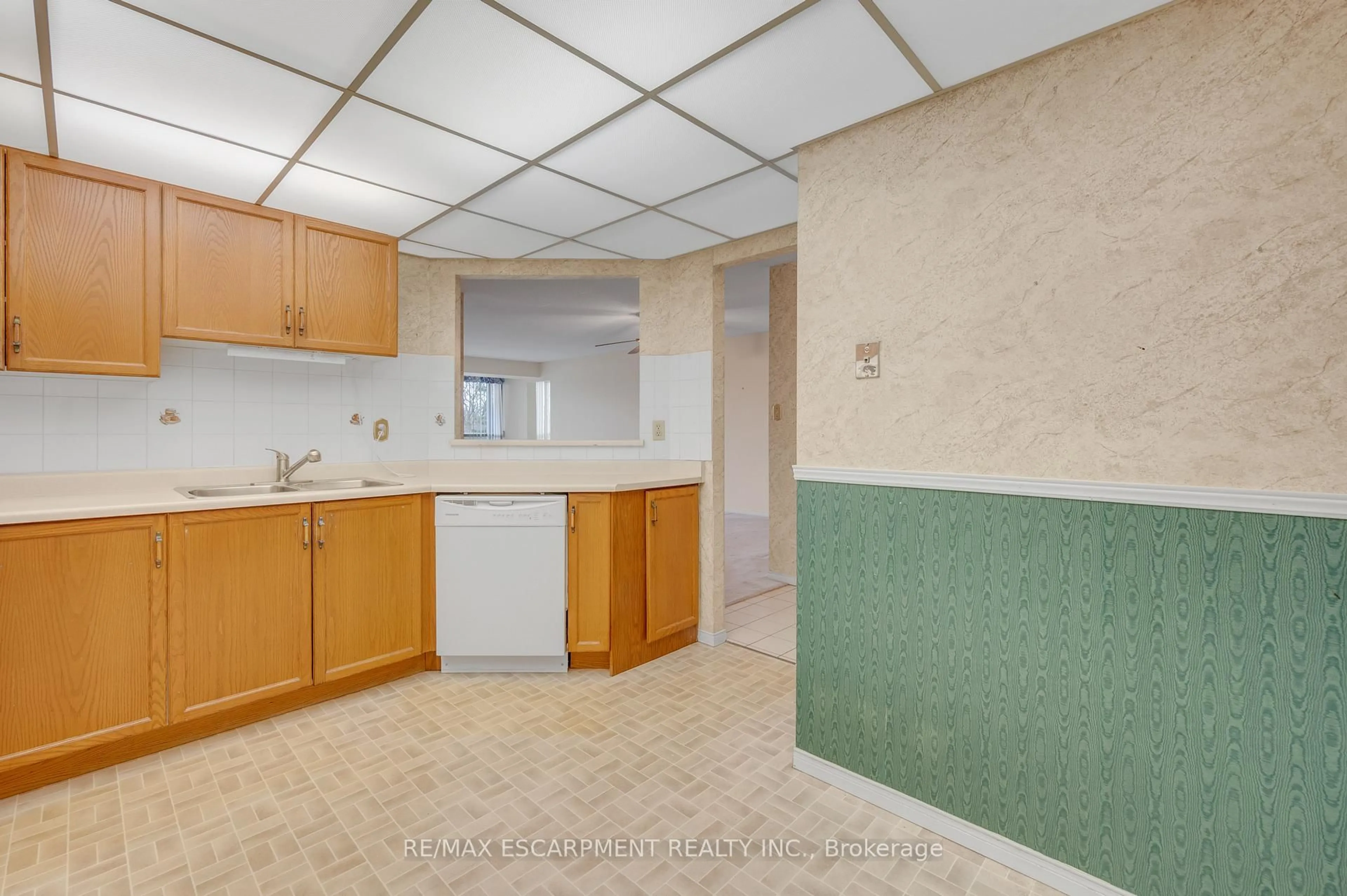 Standard kitchen, unknown for 5070 Pinedale Ave #302, Burlington Ontario L7L 5V6