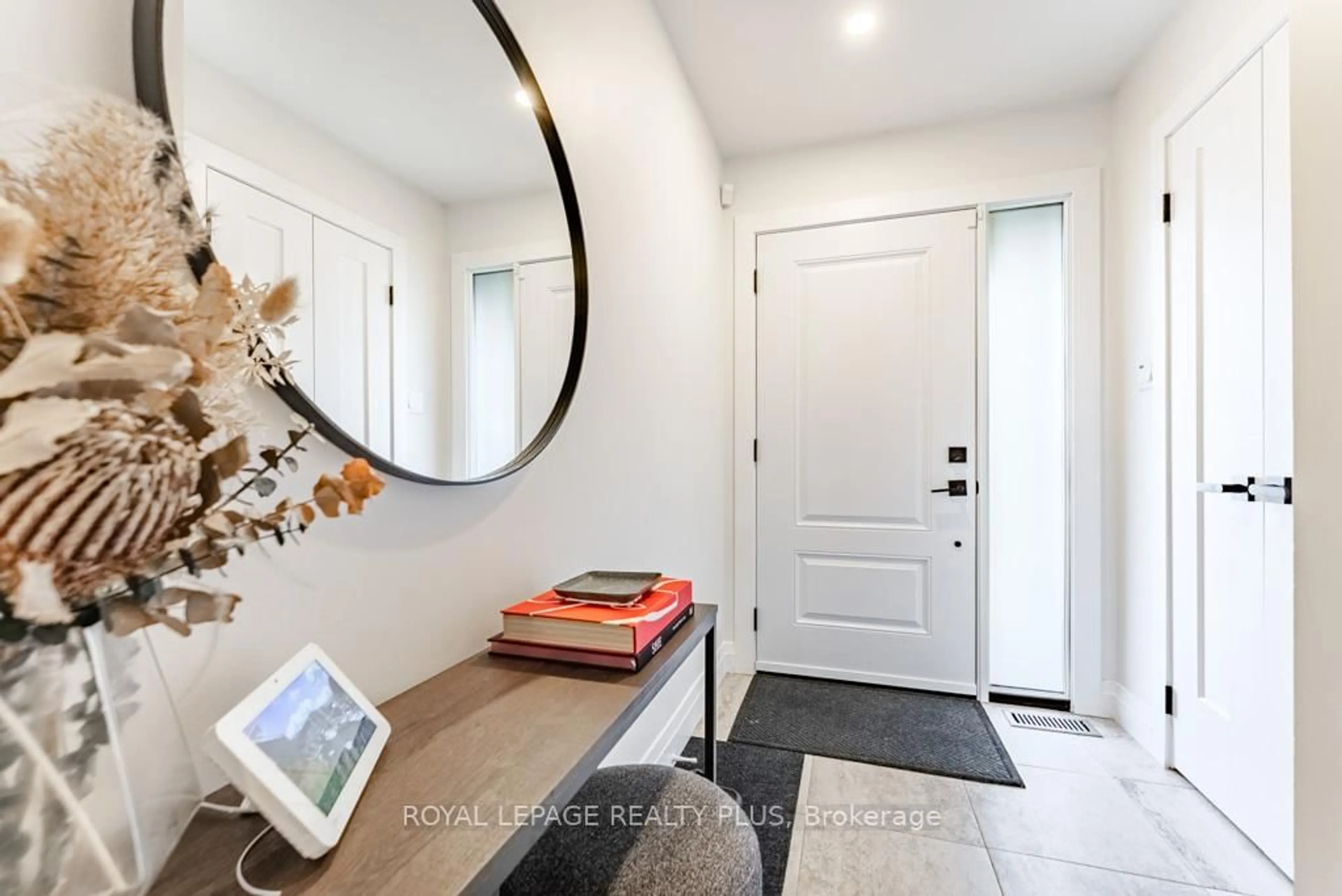 Indoor entryway for 2171 Forest Gate Park, Oakville Ontario L6M 4B3