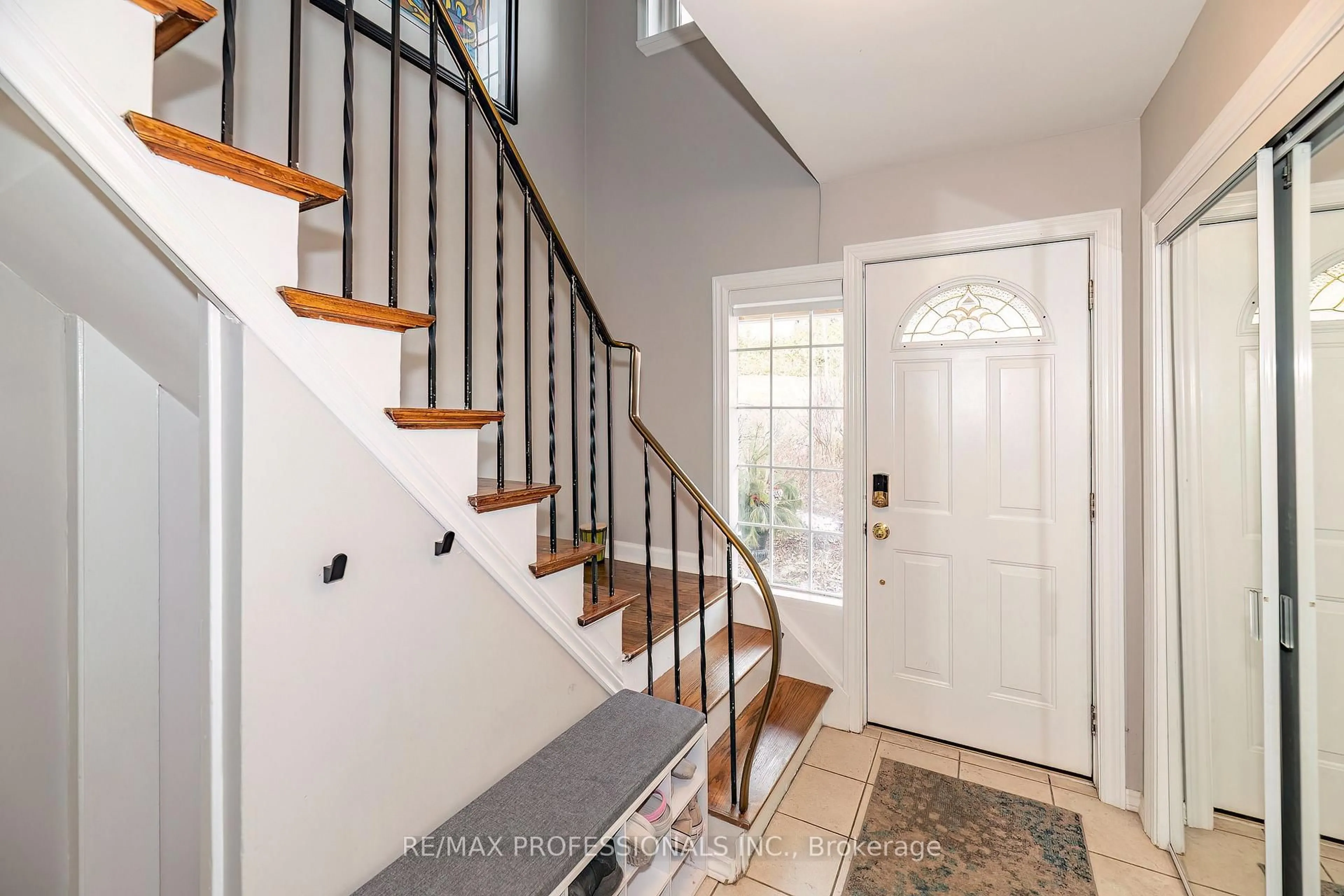 Indoor entryway for 4625 Dundas St, Toronto Ontario M9A 1A4