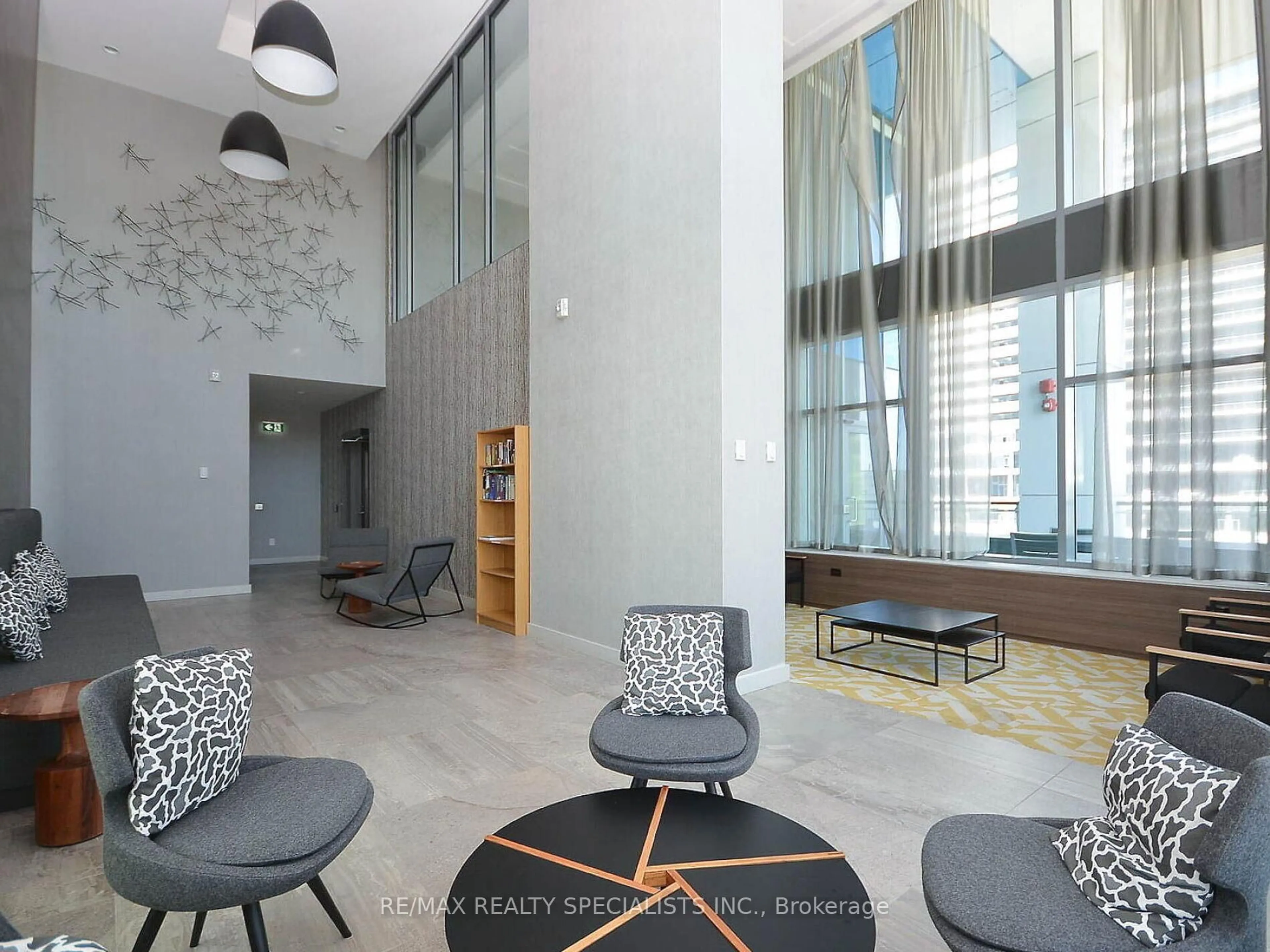 Indoor foyer for 2560 Eglinton Ave #610, Mississauga Ontario L5M 0Y3