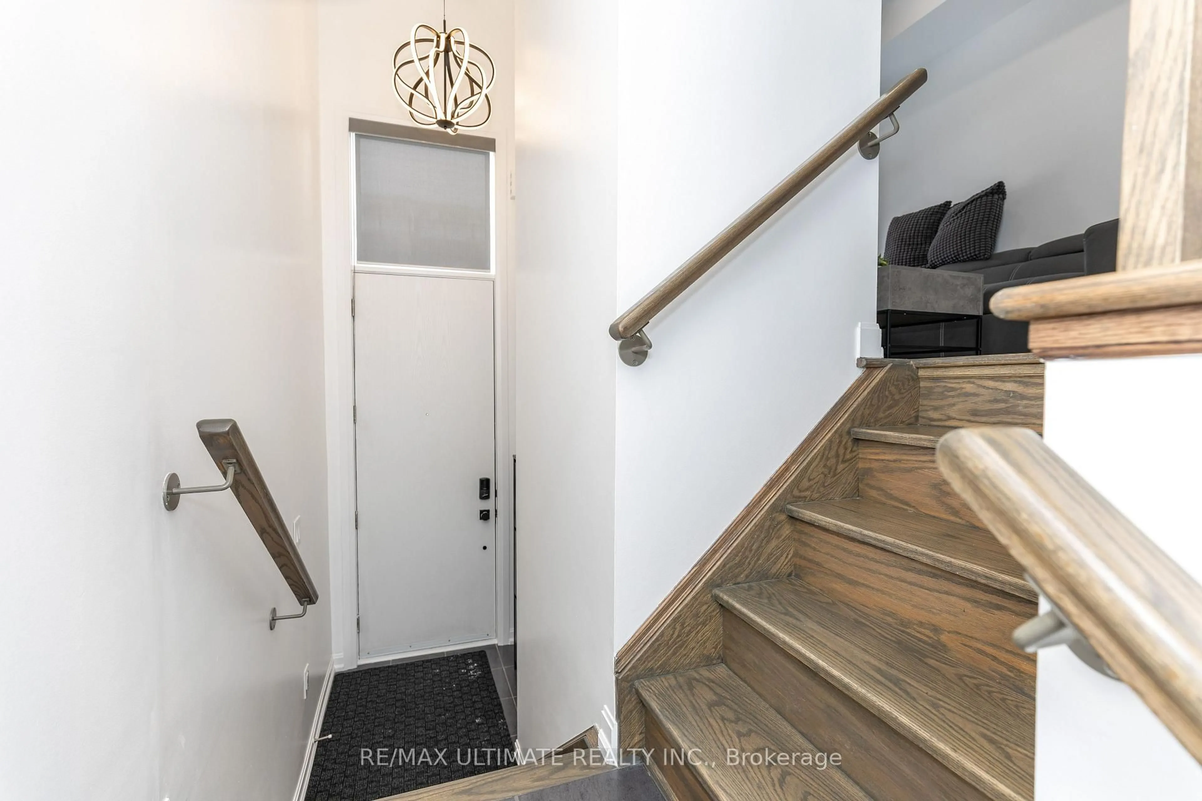 Indoor entryway for 13 Caroline Carpenter Grve, Toronto Ontario M3K 0B1