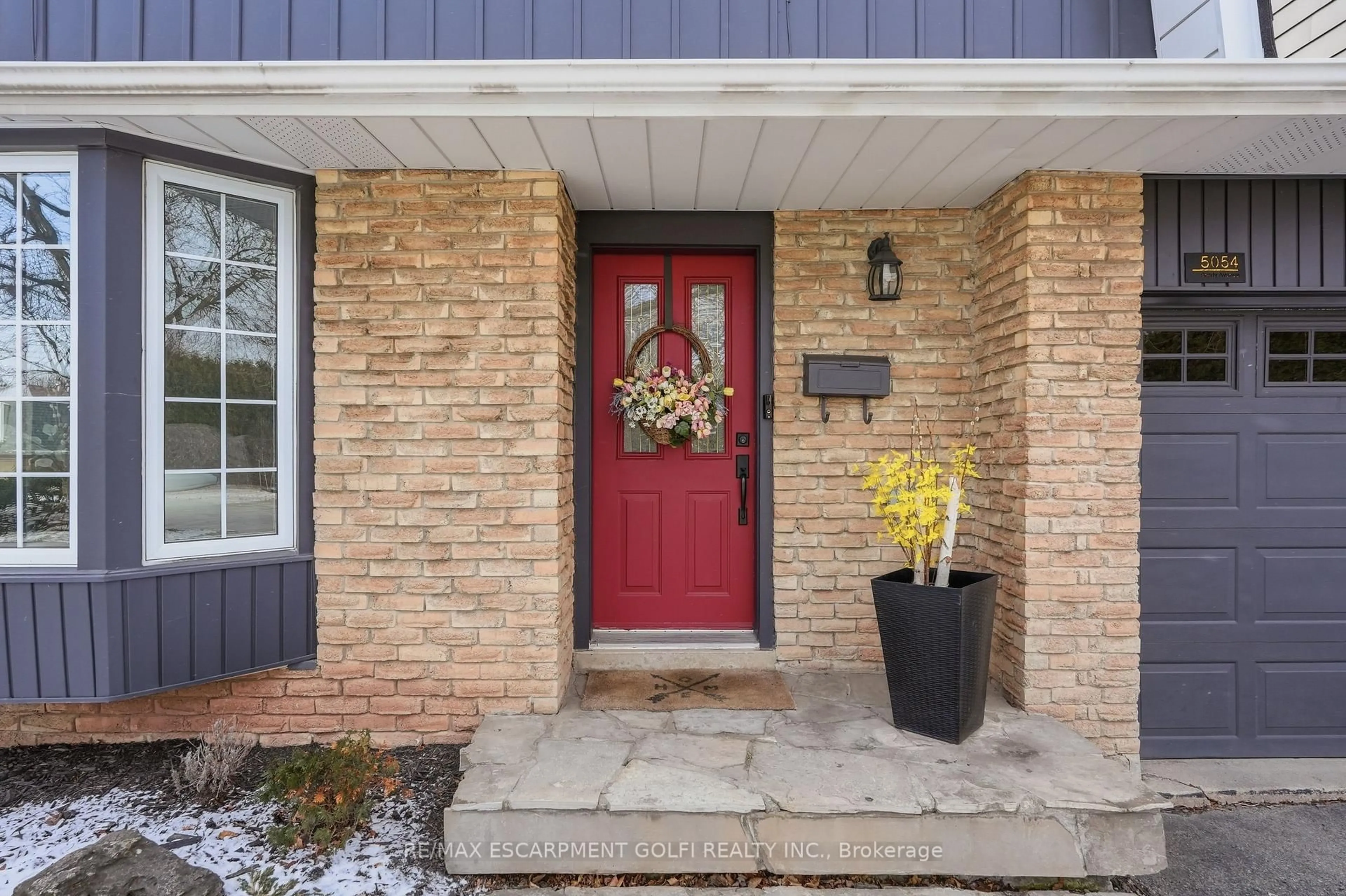 Indoor entryway for 5054 Brady Ave, Burlington Ontario L7L 3X6