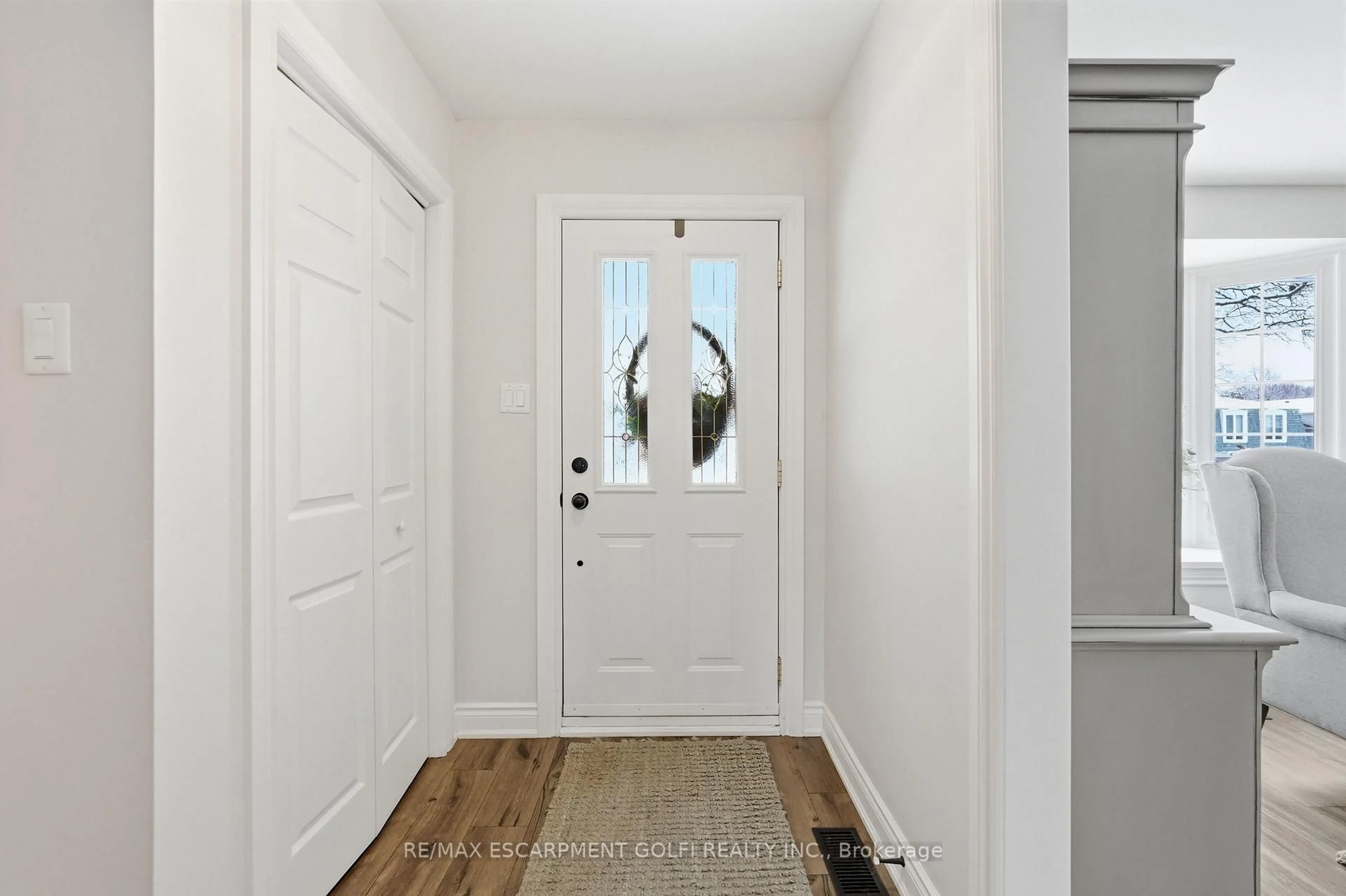 Indoor entryway for 5054 Brady Ave, Burlington Ontario L7L 3X6
