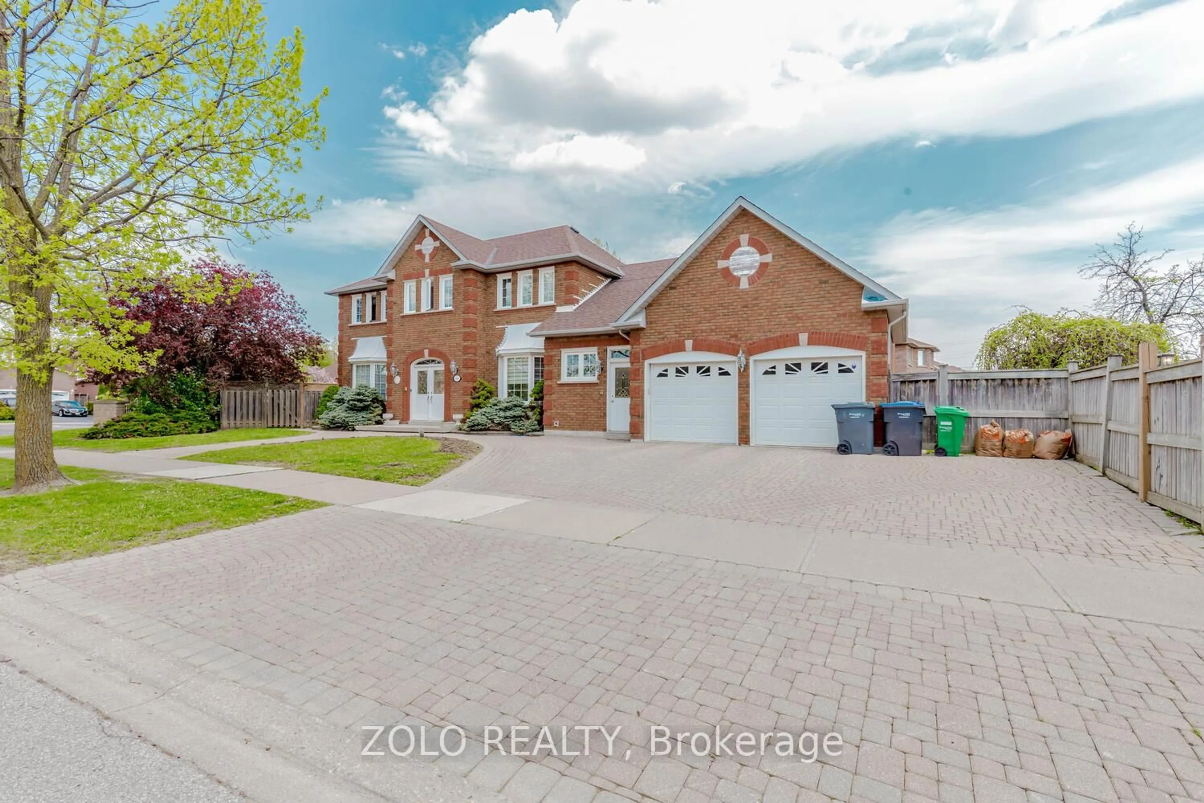A pic from outside/outdoor area/front of a property/back of a property/a pic from drone, street for 1474 Rosemanor Dr, Mississauga Ontario L5M 5M4