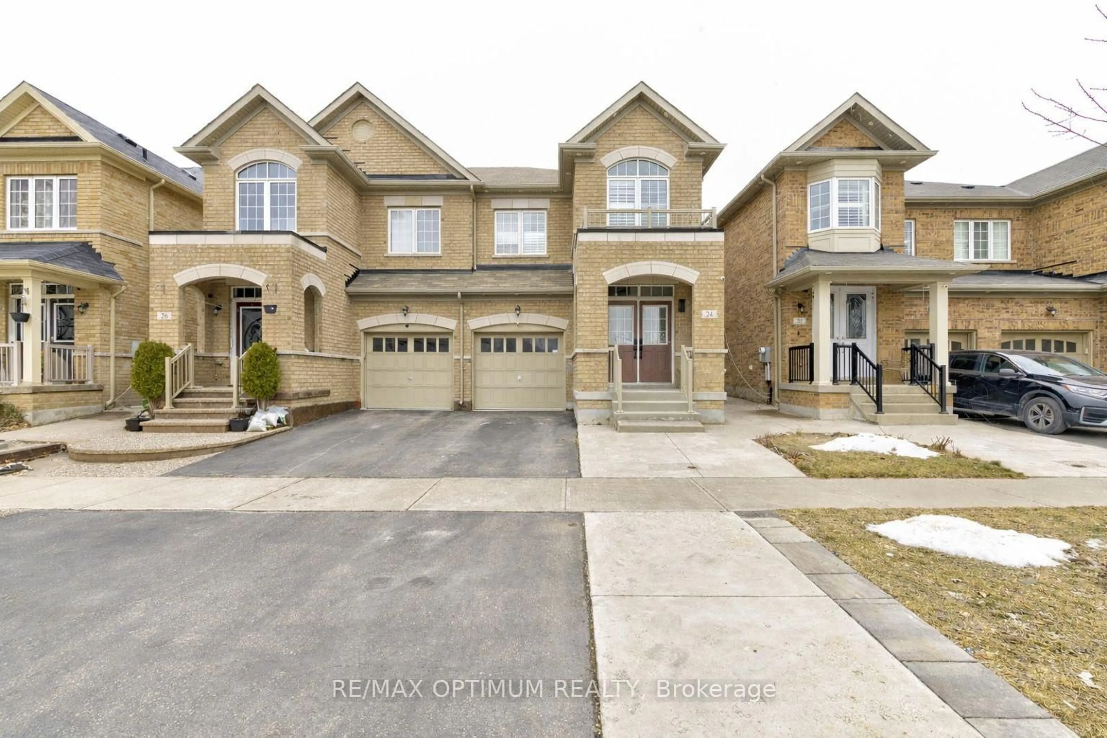 A pic from outside/outdoor area/front of a property/back of a property/a pic from drone, street for 24 Walbrook Rd, Brampton Ontario L6X 4N4