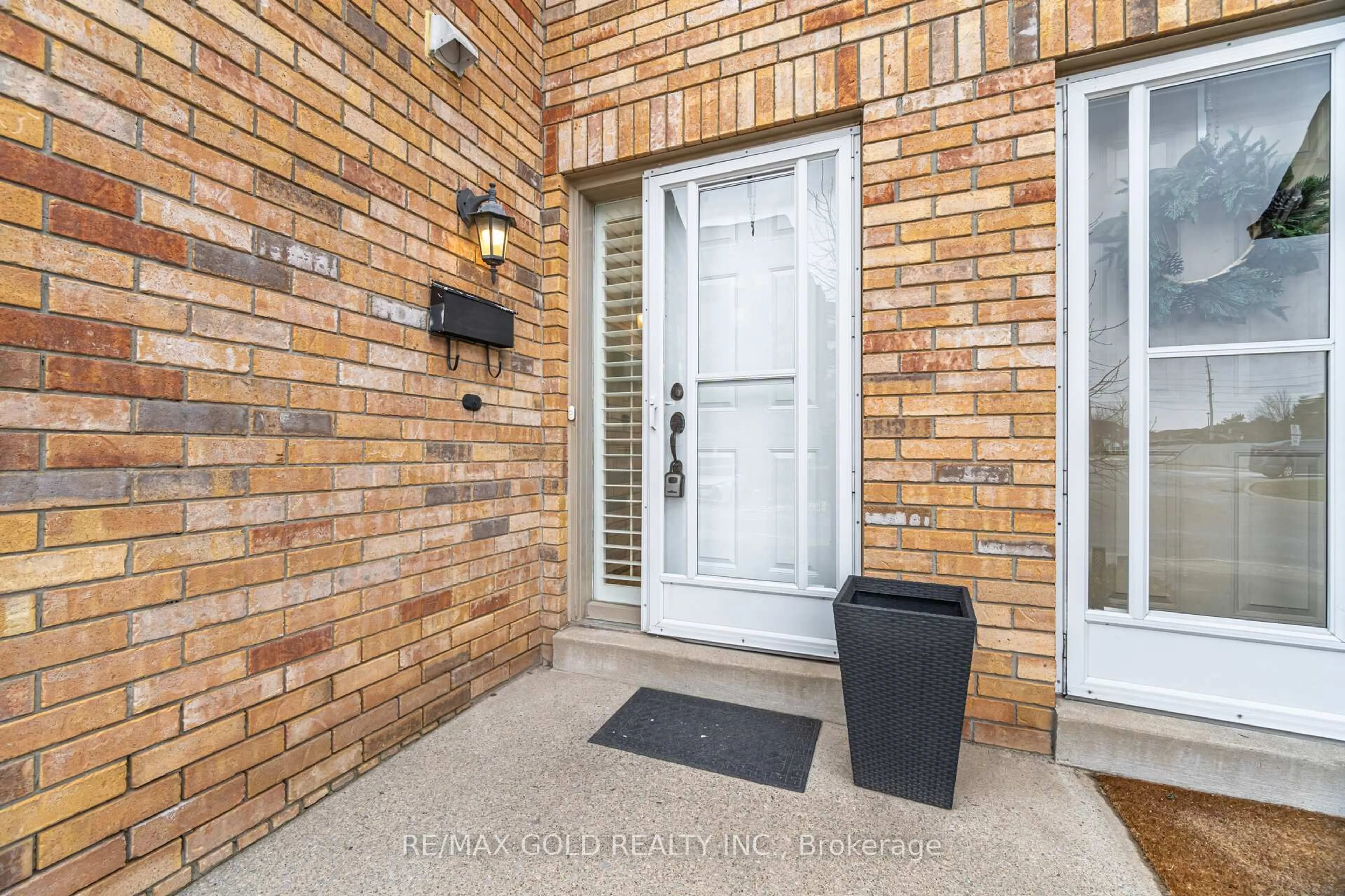 Indoor entryway for 2015 Cleaver Ave #6, Burlington Ontario L7M 4J7