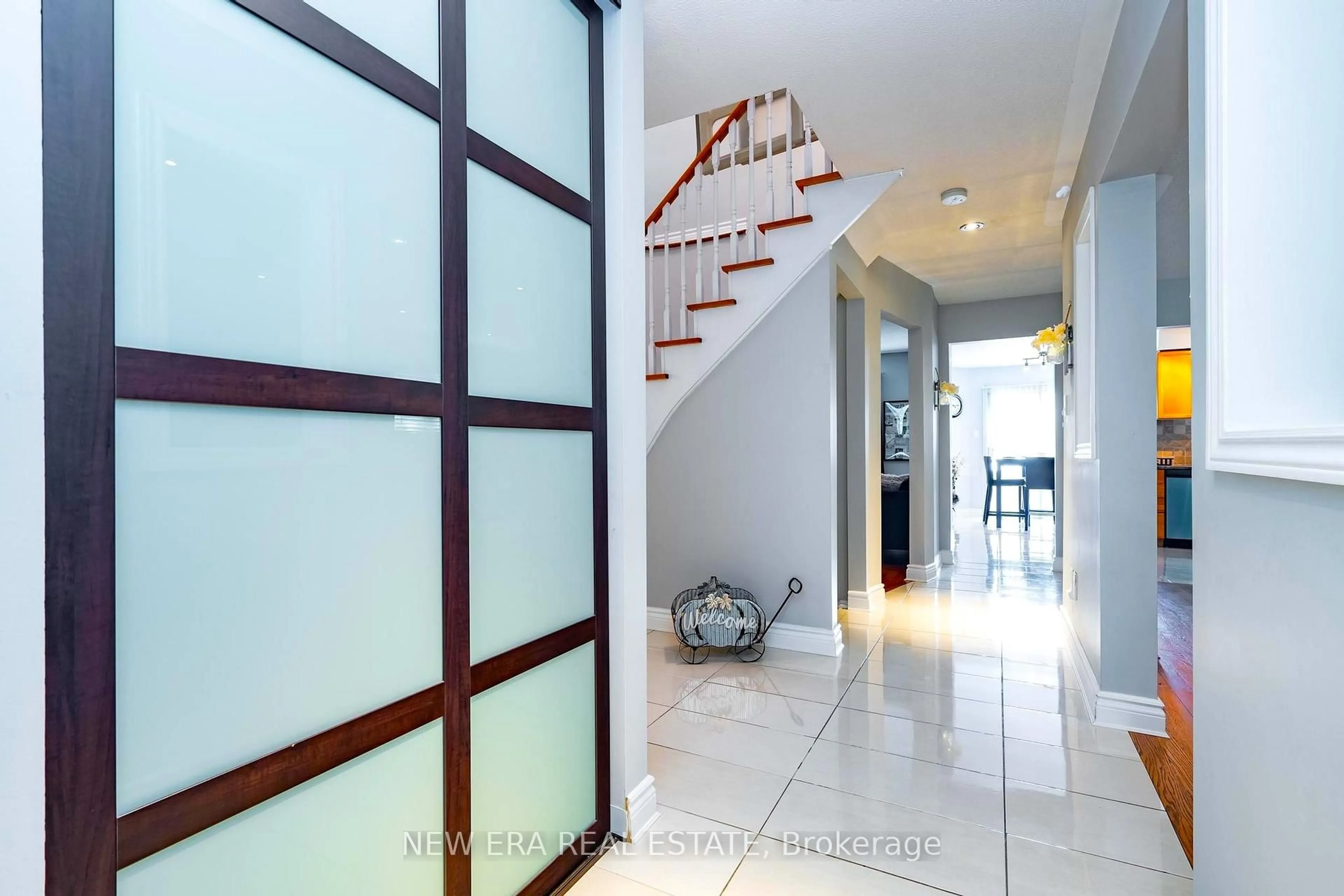 Indoor foyer for 5380 Floral Hill Cres, Mississauga Ontario L5V 1V3