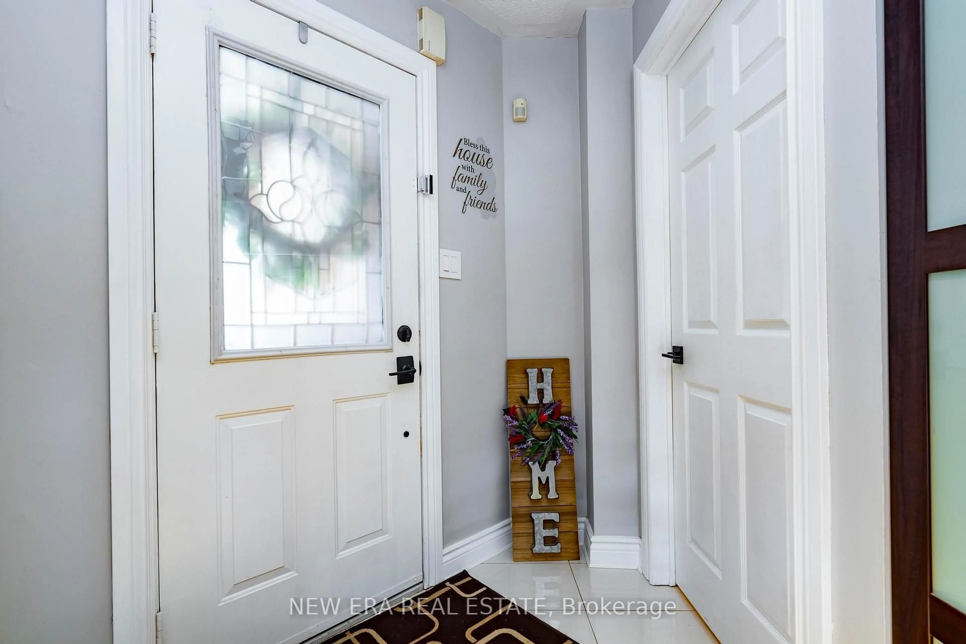 Indoor entryway for 5380 Floral Hill Cres, Mississauga Ontario L5V 1V3