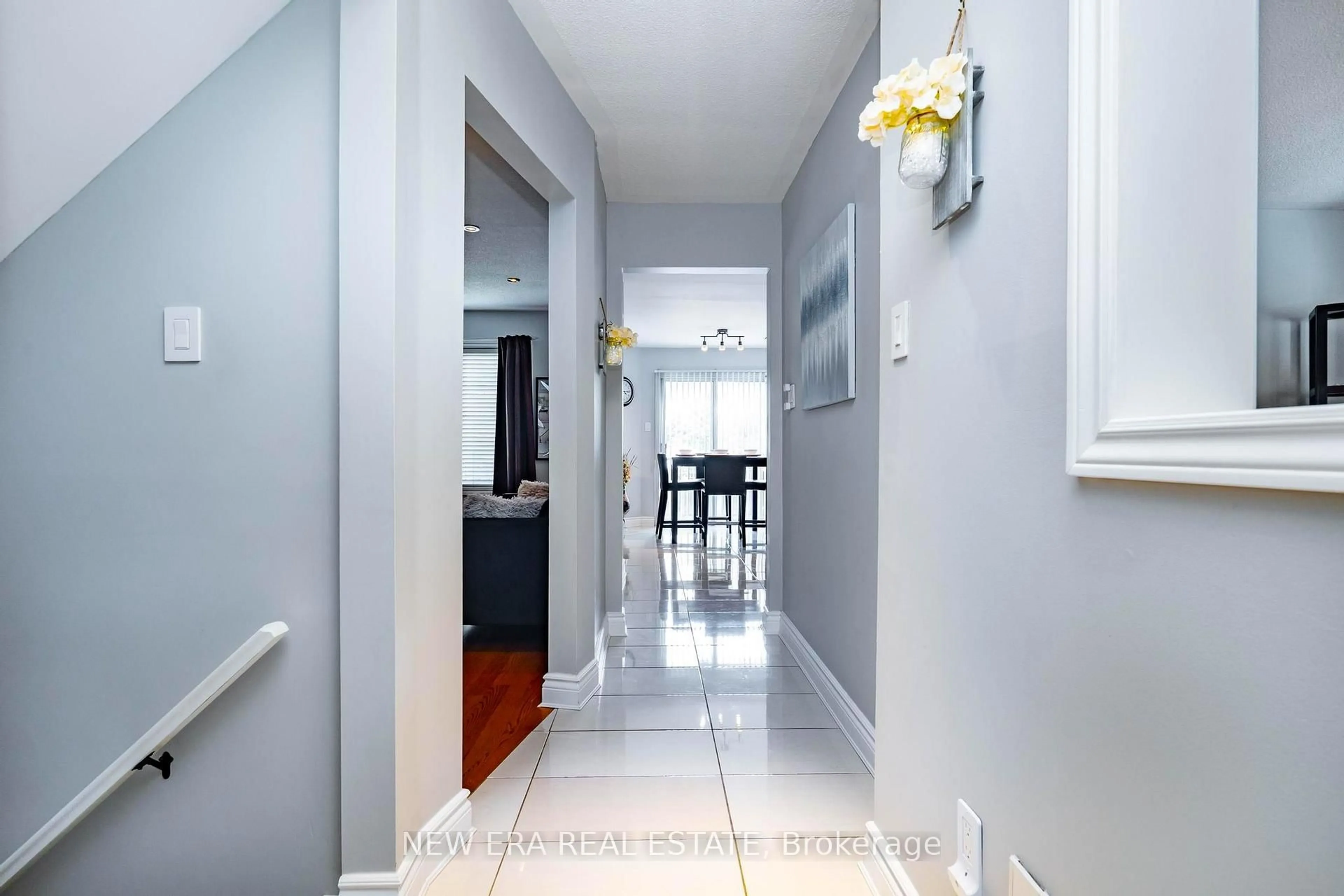 Indoor foyer for 5380 Floral Hill Cres, Mississauga Ontario L5V 1V3