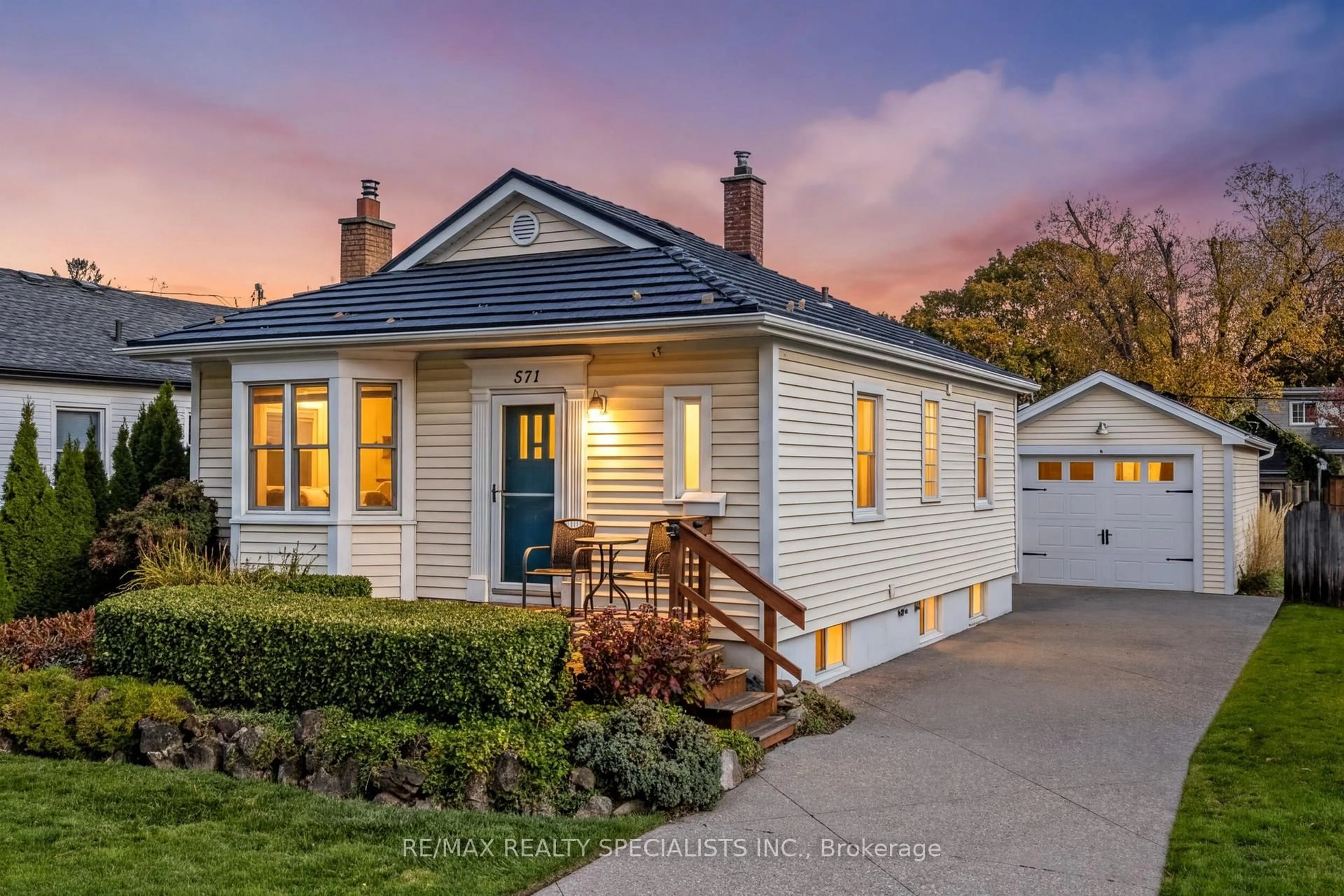 Home with vinyl exterior material, street for 571 Clark Ave, Burlington Ontario L7S 1N9