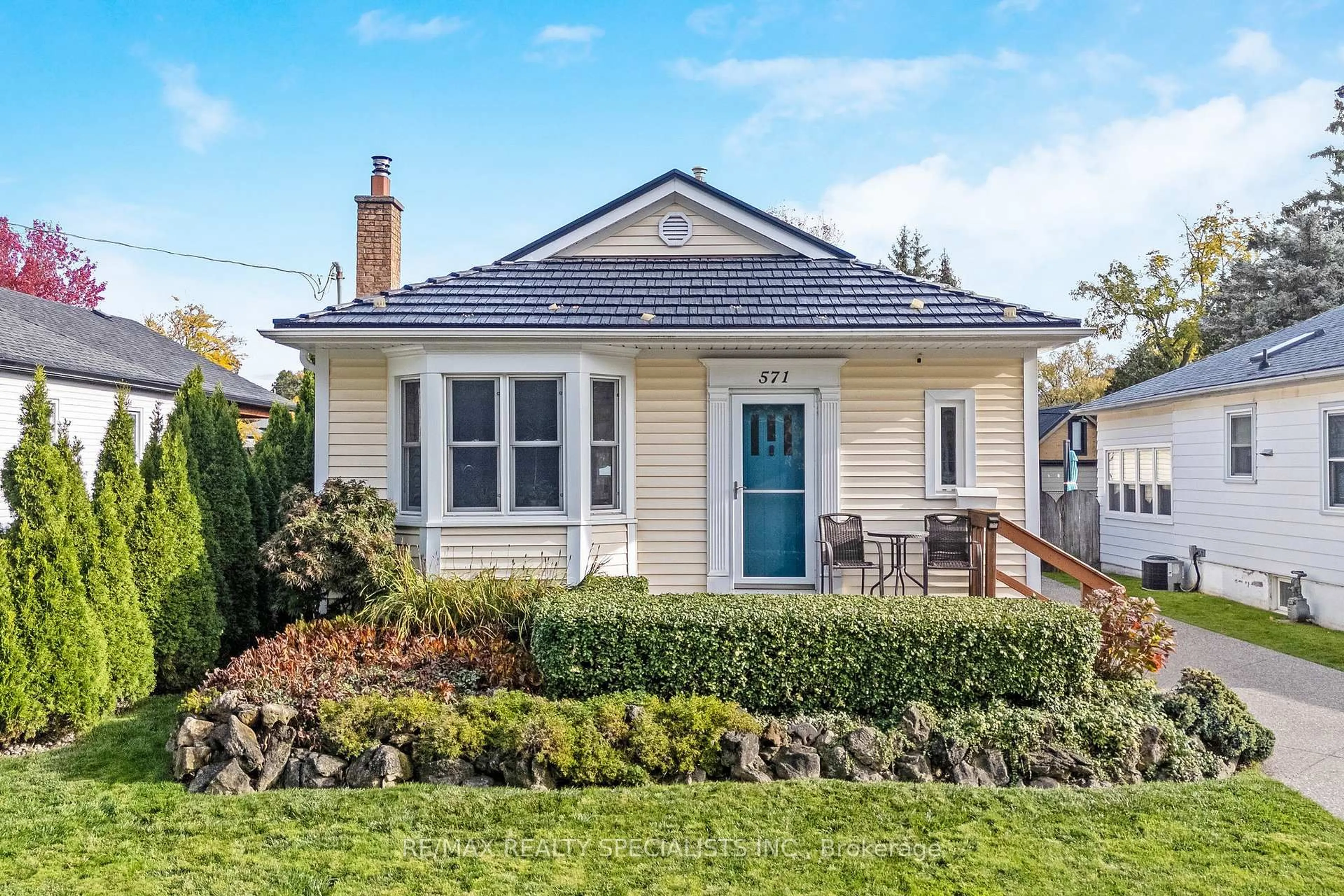 Home with vinyl exterior material, street for 571 Clark Ave, Burlington Ontario L7S 1N9