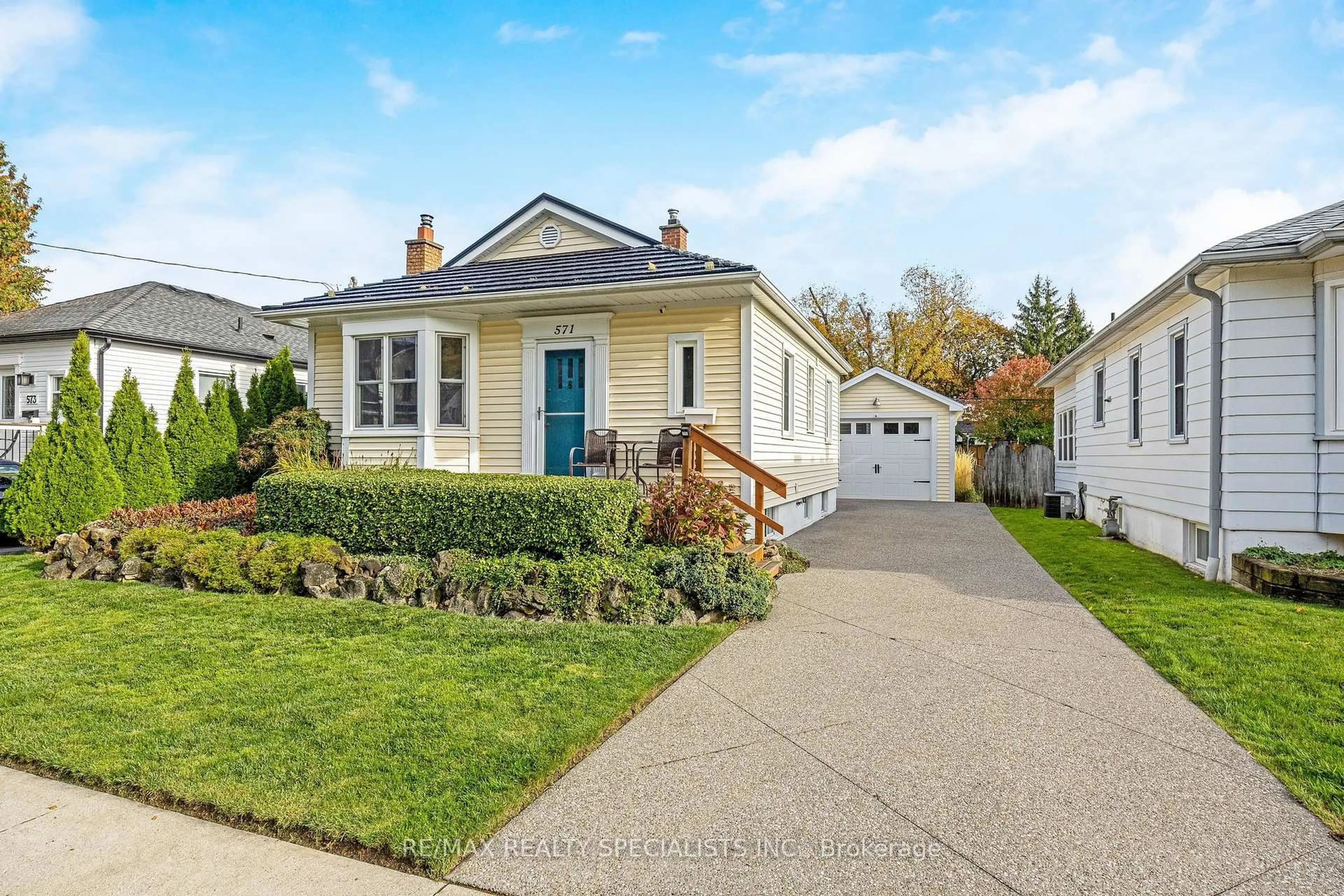 Home with vinyl exterior material, street for 571 Clark Ave, Burlington Ontario L7S 1N9