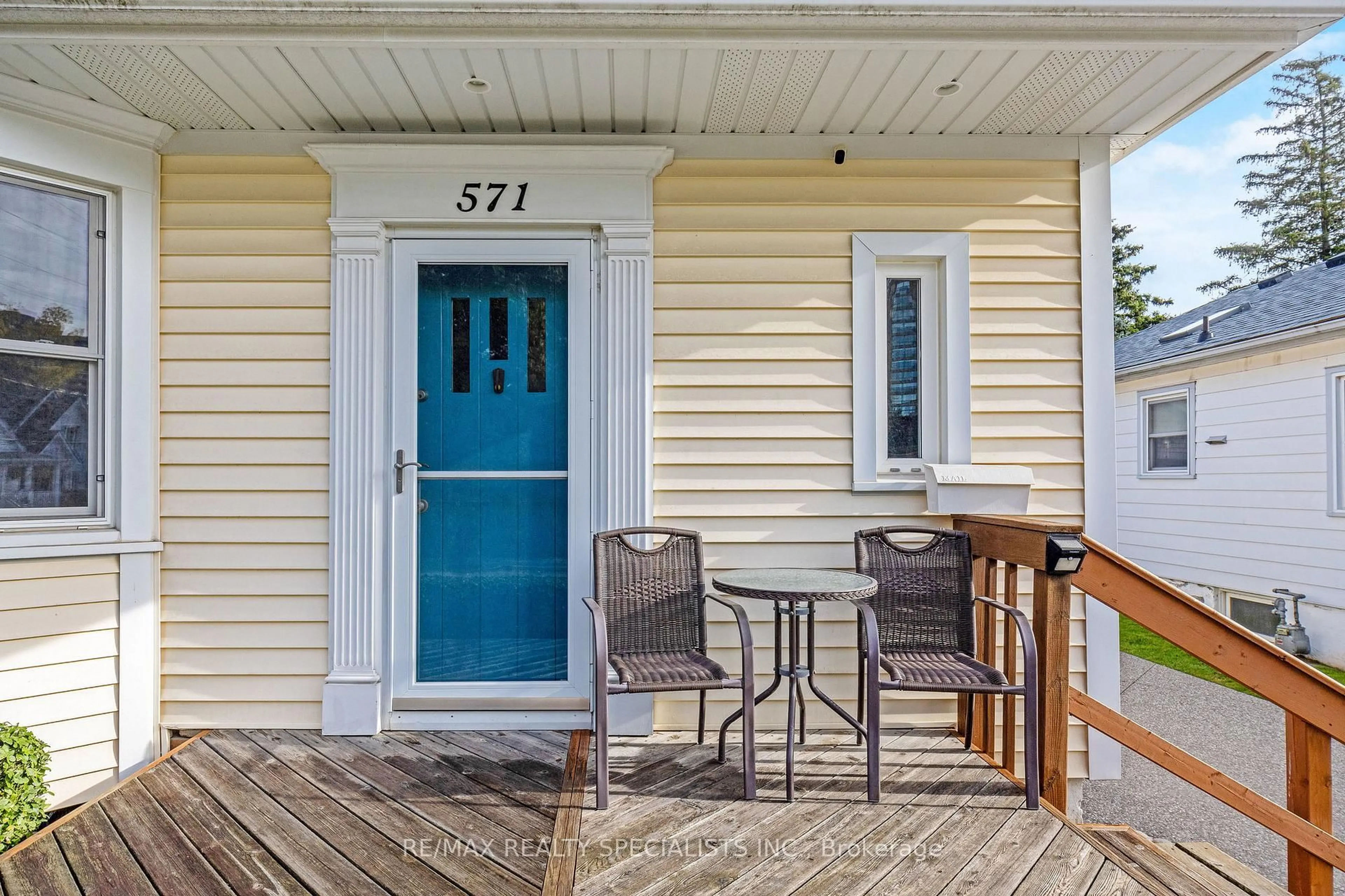 Patio, street for 571 Clark Ave, Burlington Ontario L7S 1N9